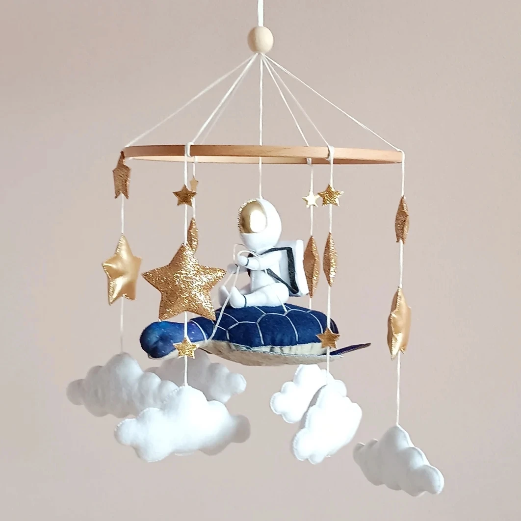 Астронавт летающий по морю черепаха белые облака и блестки звезда космическая тема детский сад мобильный телефон с деревянными обручами