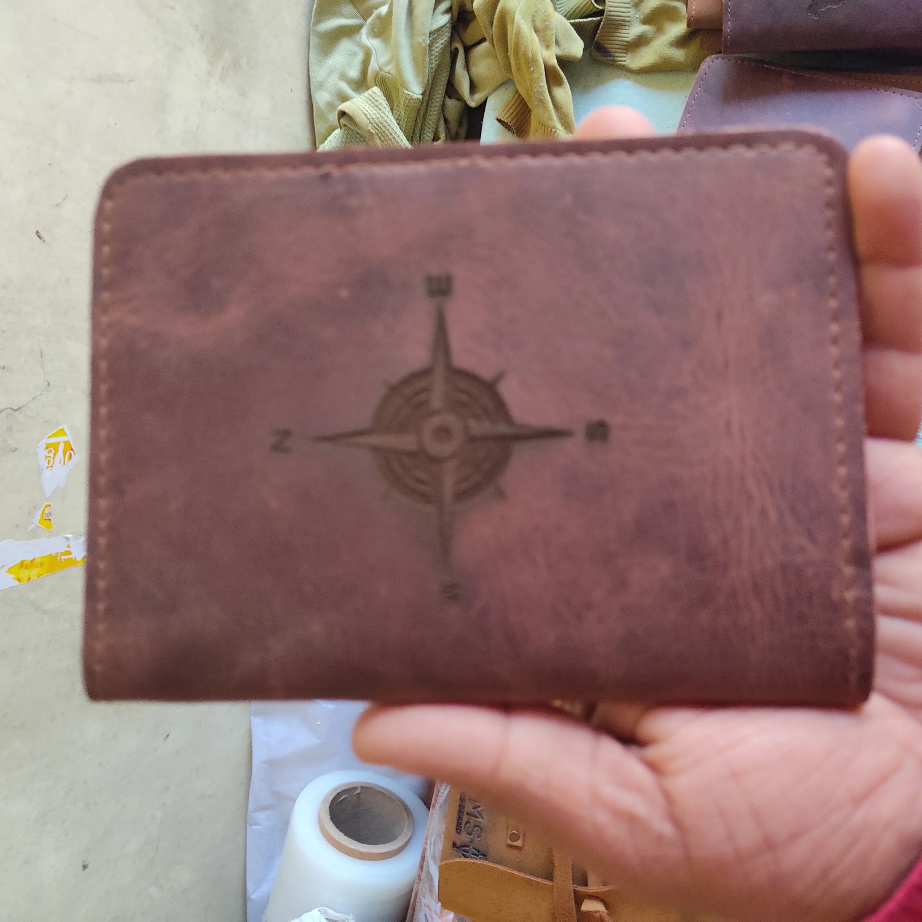 Кошелек из искусственной кожи с гравировкой, дизайнерский коричневый бумажник с принтом компаса и кредитницей, чехол из натуральной кожи для путешествий