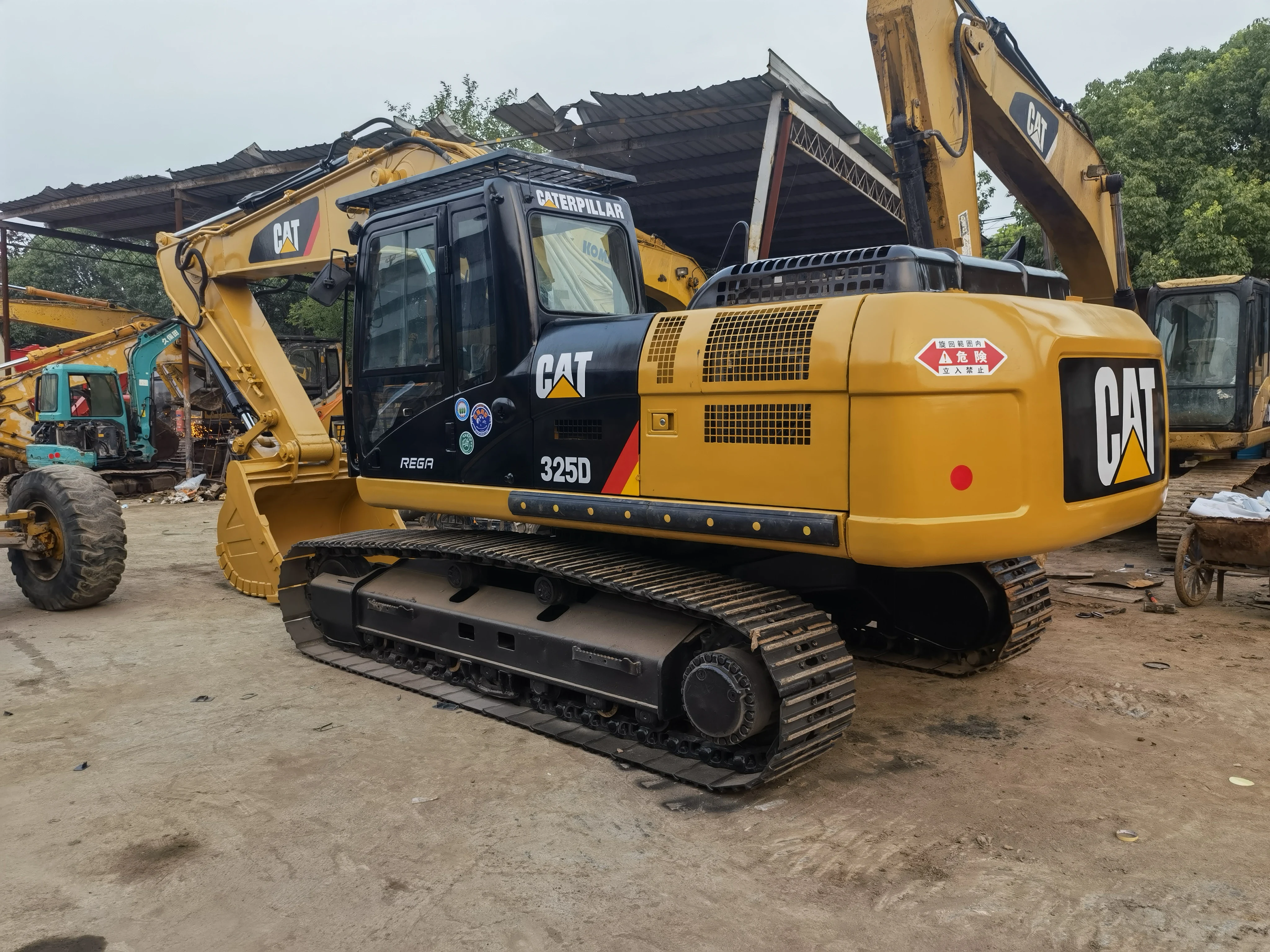 Japan original second hand Caterpillar 325D crawler hydraulic excavator stocking in shanghai yard