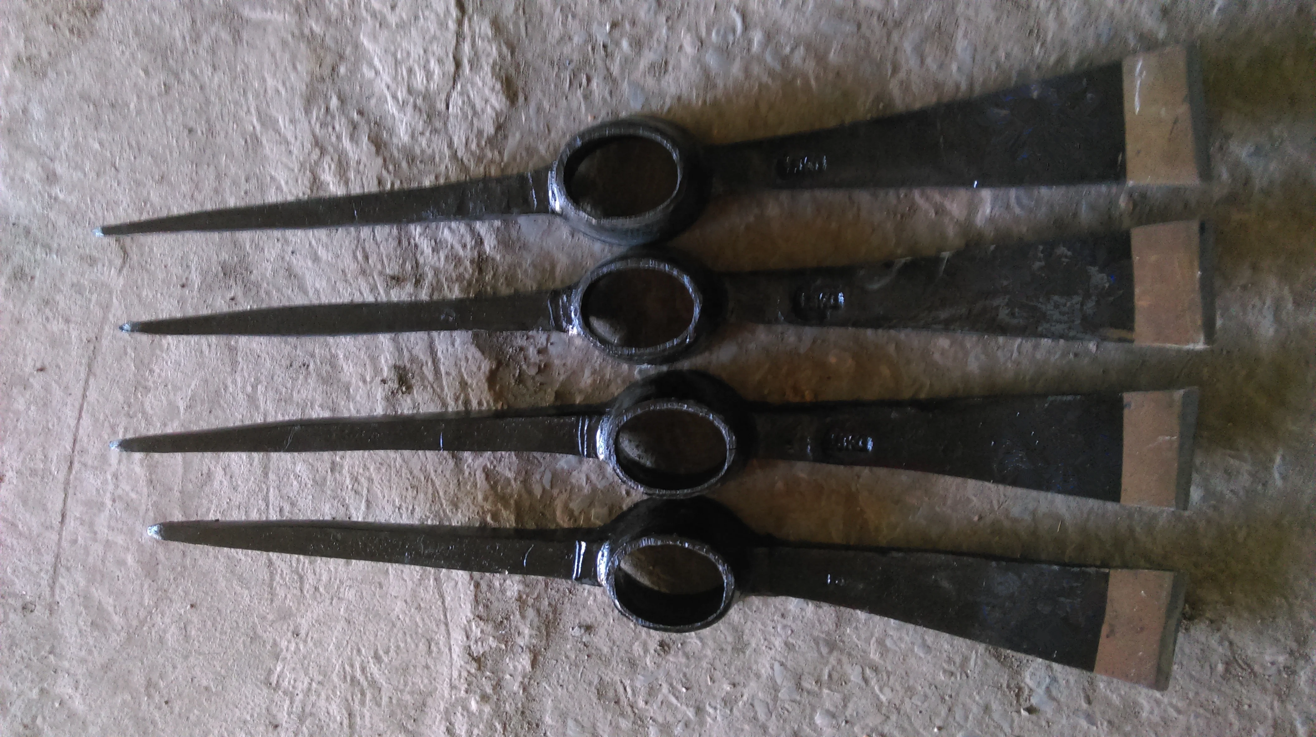  P401 Oval Eye Pickaxes Hammer Forging Steel Pickaxe Africa Market Roll