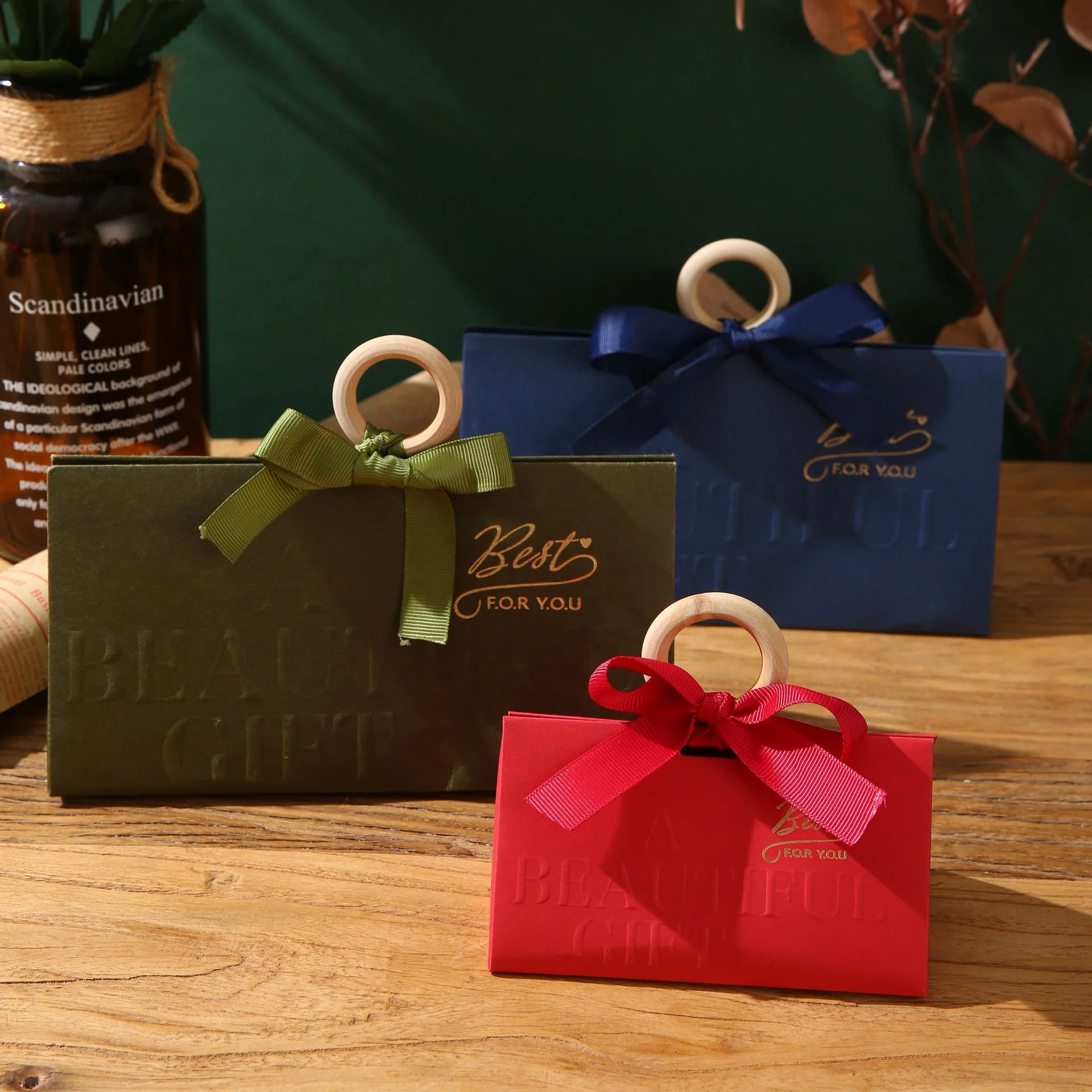 Luxury Vintage DIY European White Kraft Paper Birthday Wedding Gift Candy Box with Wood Handle Ribbon