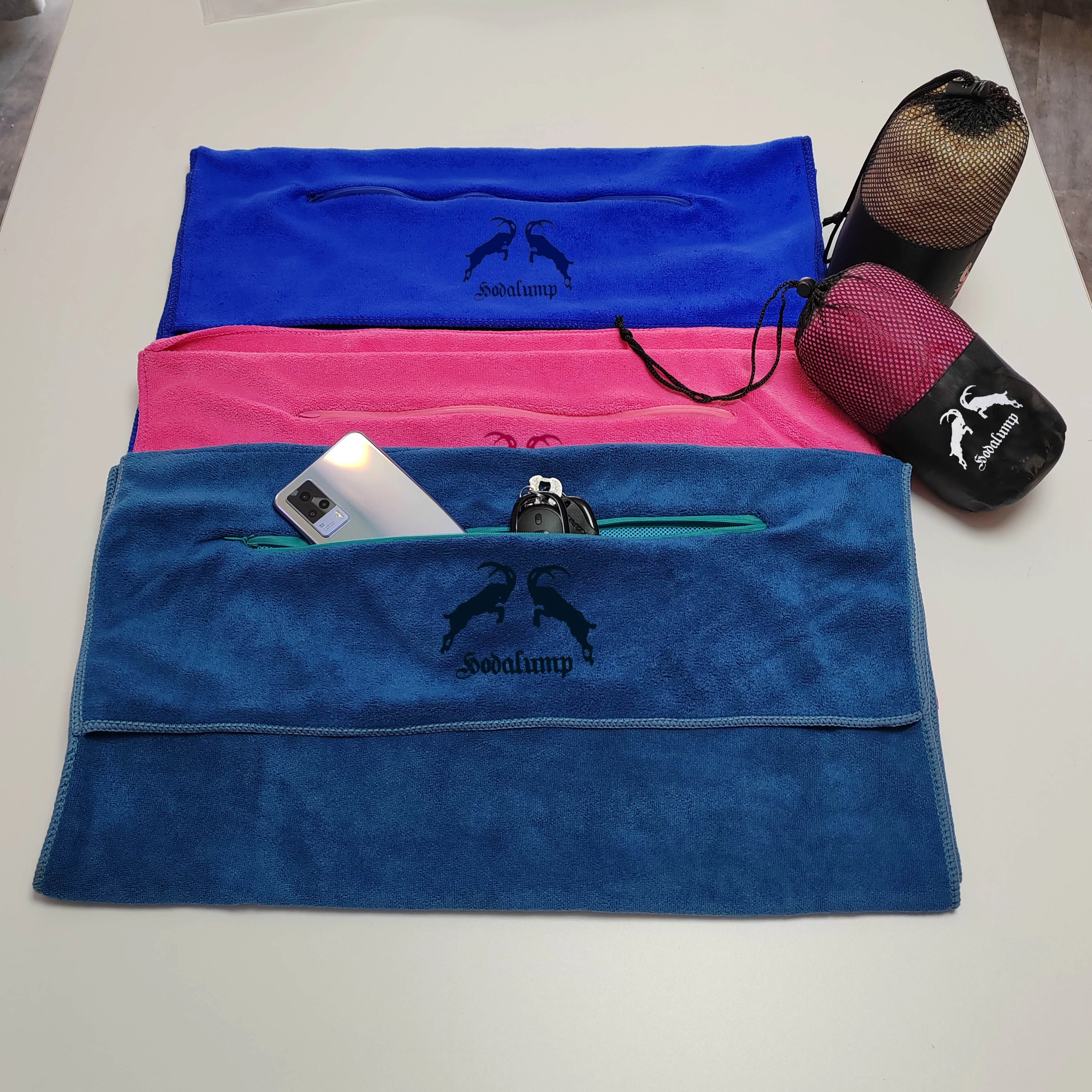 Custom Embroidered logo Sweat Workout Towel Super Absorbent Microfiber Sport Fitness Gym Bench Towel with Zipper Pocket