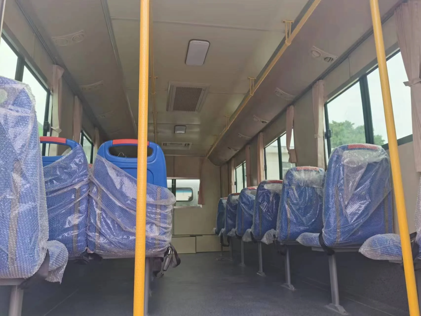 Brand New China Sinotruk Howo 4x4 Diesel all whee driving van truck for 20 seats passager delivery