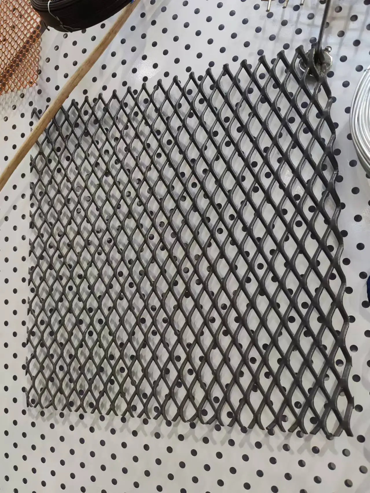 Durable Diamond Aluminum /stainless steel Sheet Expandable Security Fence Wire Mesh Nature Pressure Treated Farm Fence