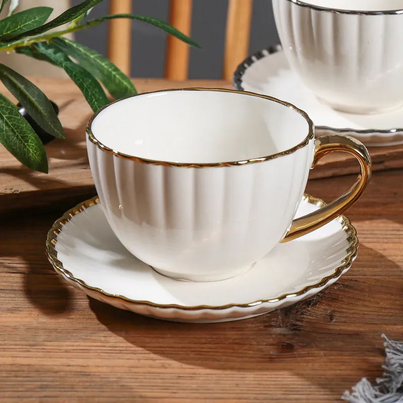 Новый модный подарок оптовая продажа чайные чашки и блюдца с золотым ободом роскошная керамическая чашка для кофе капучино блюдцем