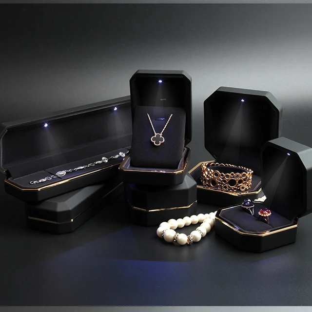 Weimei Phnom Penh Star anise piano paint LED lamp ring box spot wholesale luxury jewelry box custom LOGO