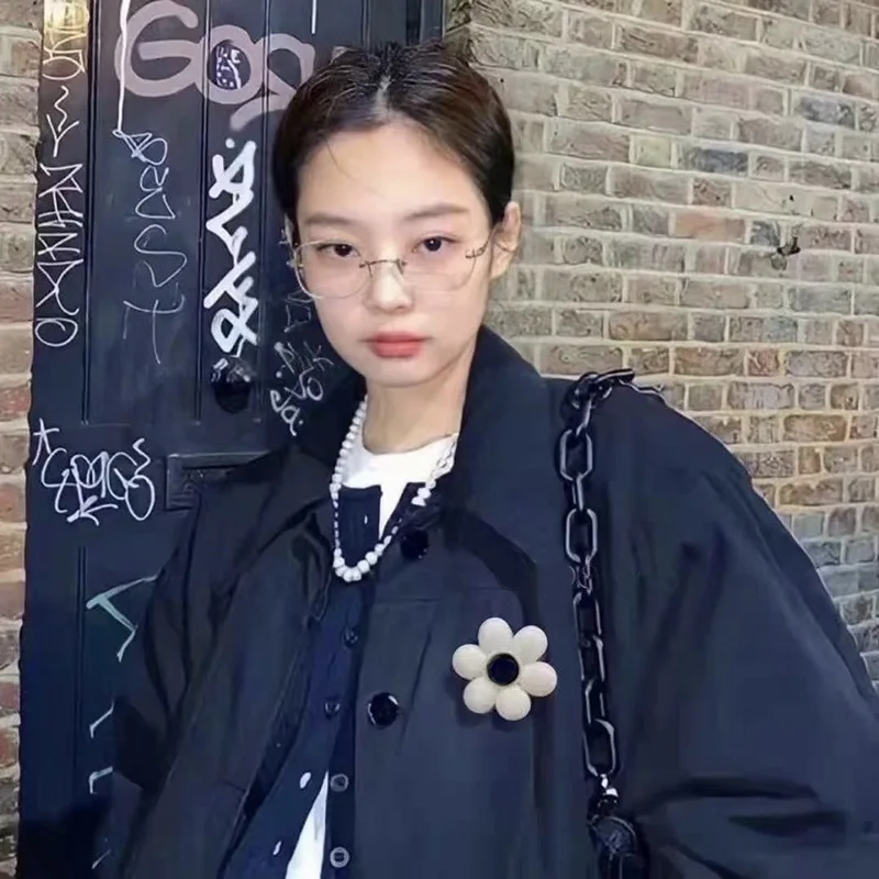 Wholesale Broche Designer CC Luxury Brooches Women Sweet Elegant Style Sun Flower Brooch Pin Suit Clothing Decoration