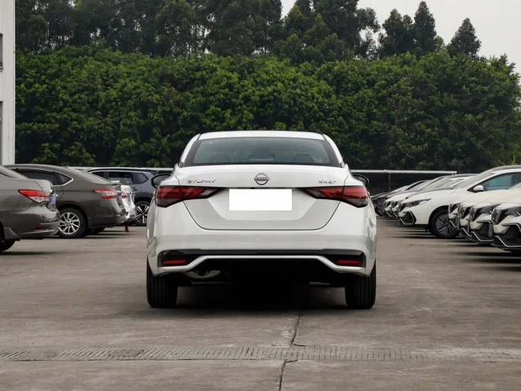 Nissan Sylphy бензиновый автомобиль Sedan1.6L Наслаждайтесь версией как Подержанный экспорт