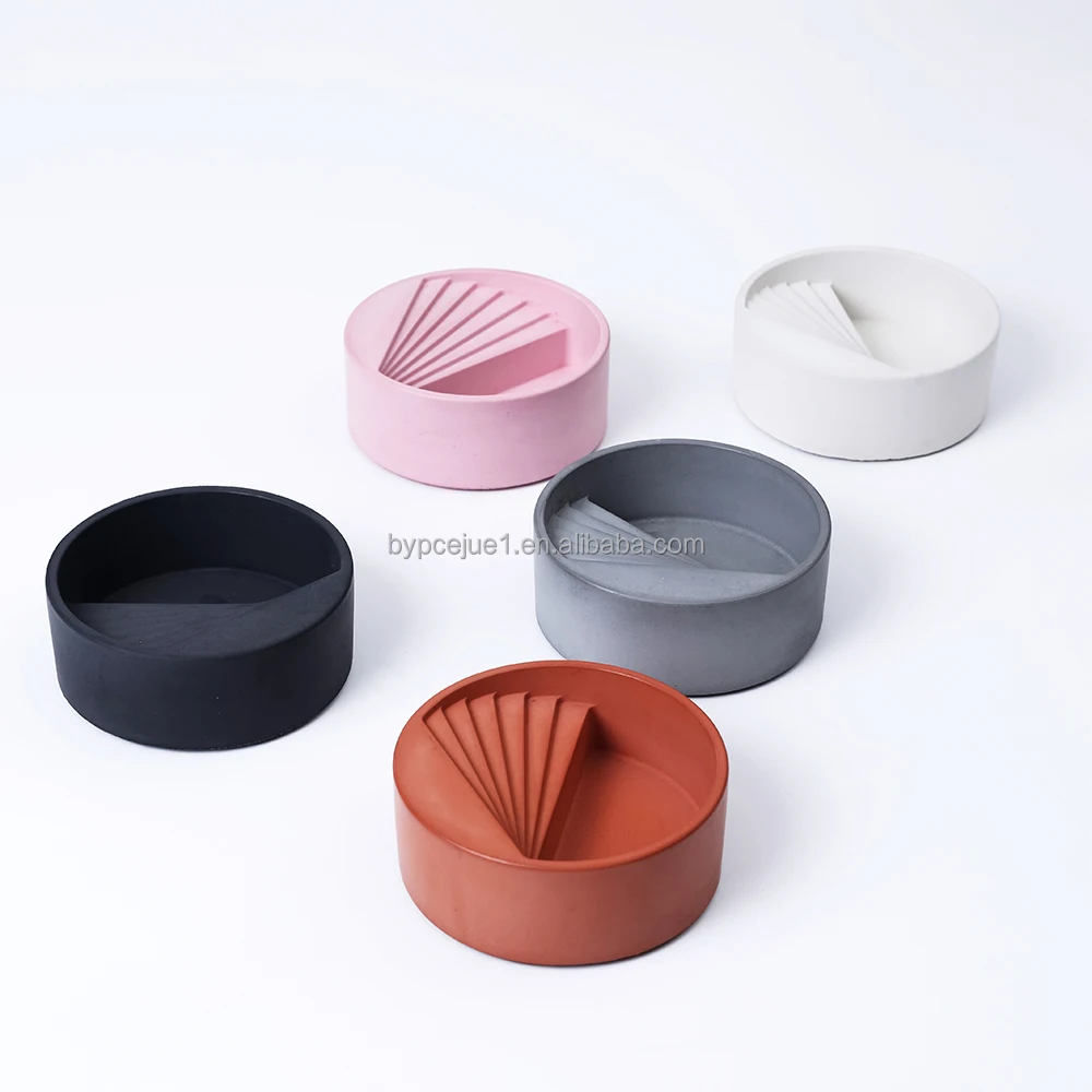 Маленький бетонный садовый горшок для растений