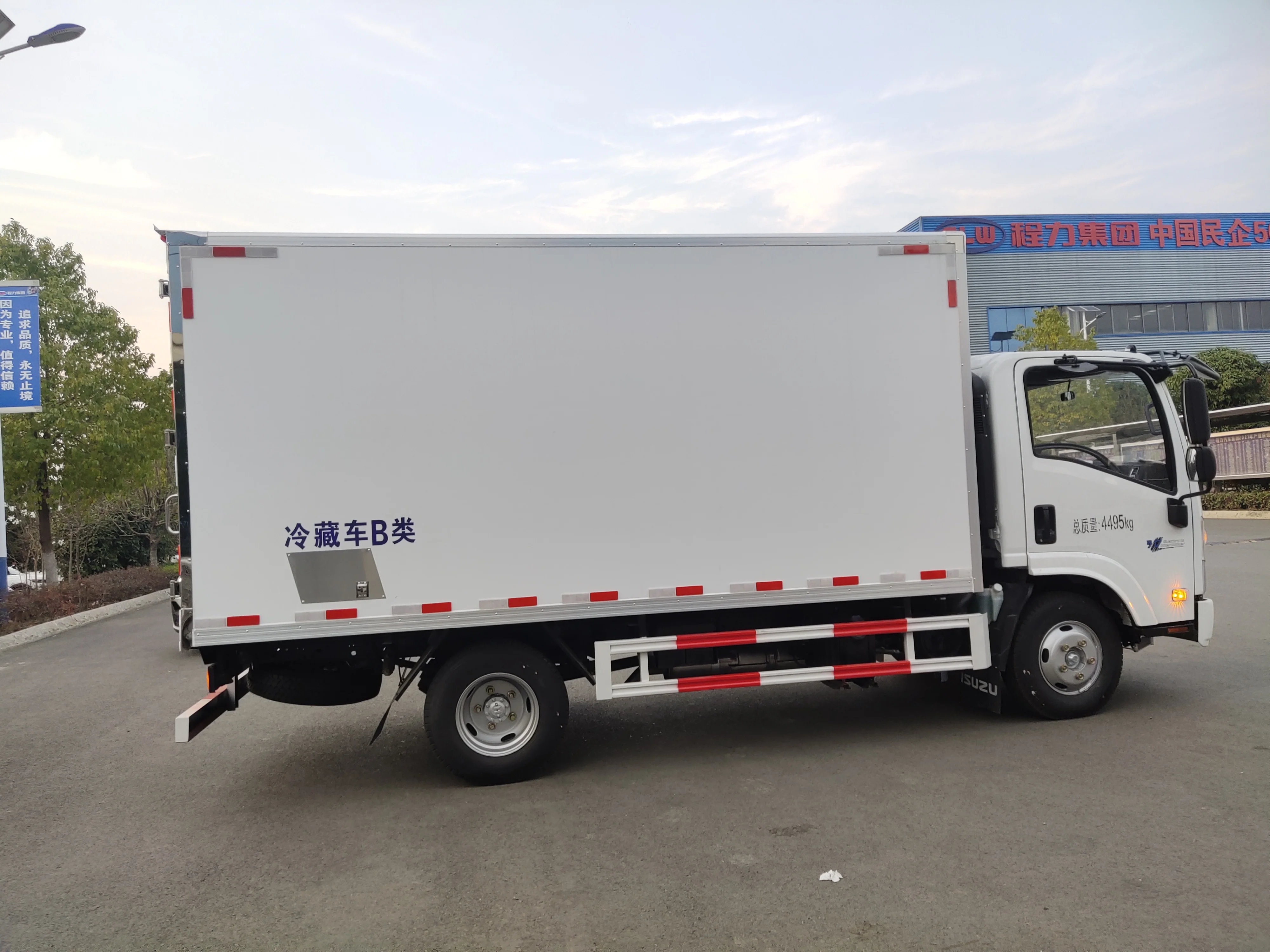 High Quality Isuzu M100 Reefer Truck Insulation Board Filled with High Insulation Effect Reefer Box Trucks