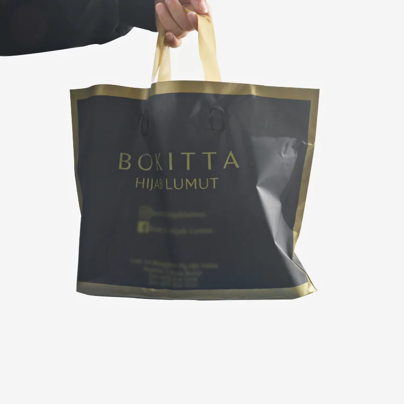 High Quality Wholesale Custom logo Black Plastic Retail Bags Carrier Shopping Bag with Handle Tote Plastic Bag for Clothing