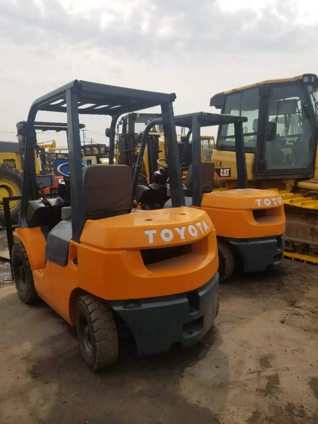 Used original color Toyota 3 ton forklift  Diesel Engine 3 ton 3.5 ton 4 ton Forklift  Fork Lifter for sale