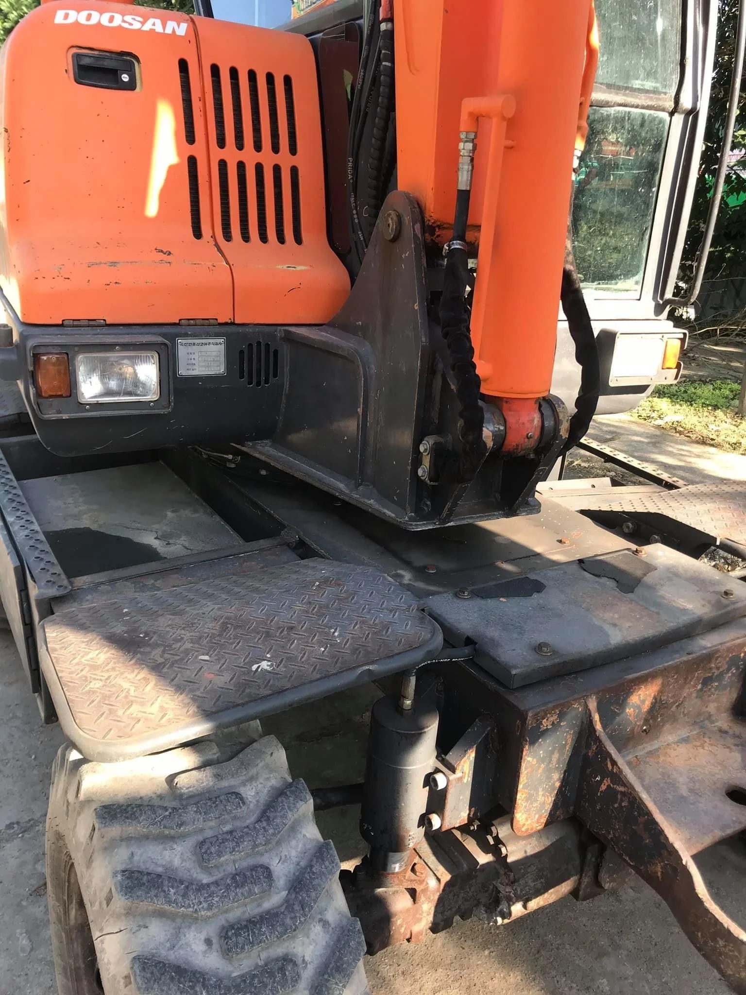Дешевая цена 5 тонн б/у колесный экскаватор doosan dx55w мини модель dx55