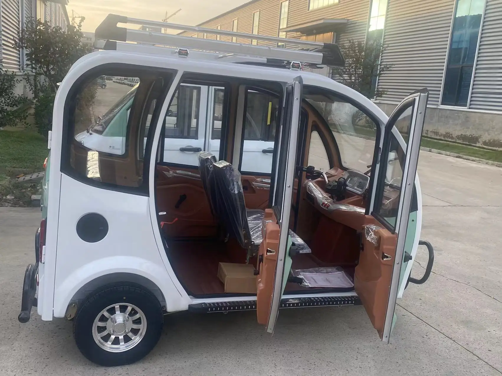5-door 4-seater extra-large space electric tricycles for adult senior citizens windproof rainproof enclosed electric tricycle