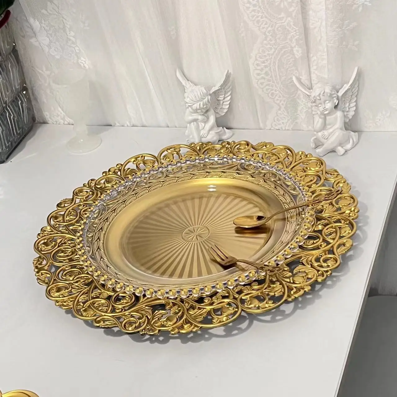 2024 New European Style  Gold Charger Plates For Fruit Weddings Plastic Elegant Charger Plates