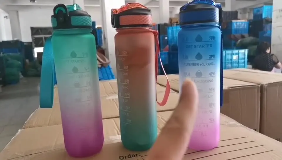 2022 Gym And Outdoor Camping Time Marker 1000ml Sports Motivational Water Bottle Frosted Plastic Water Bottle