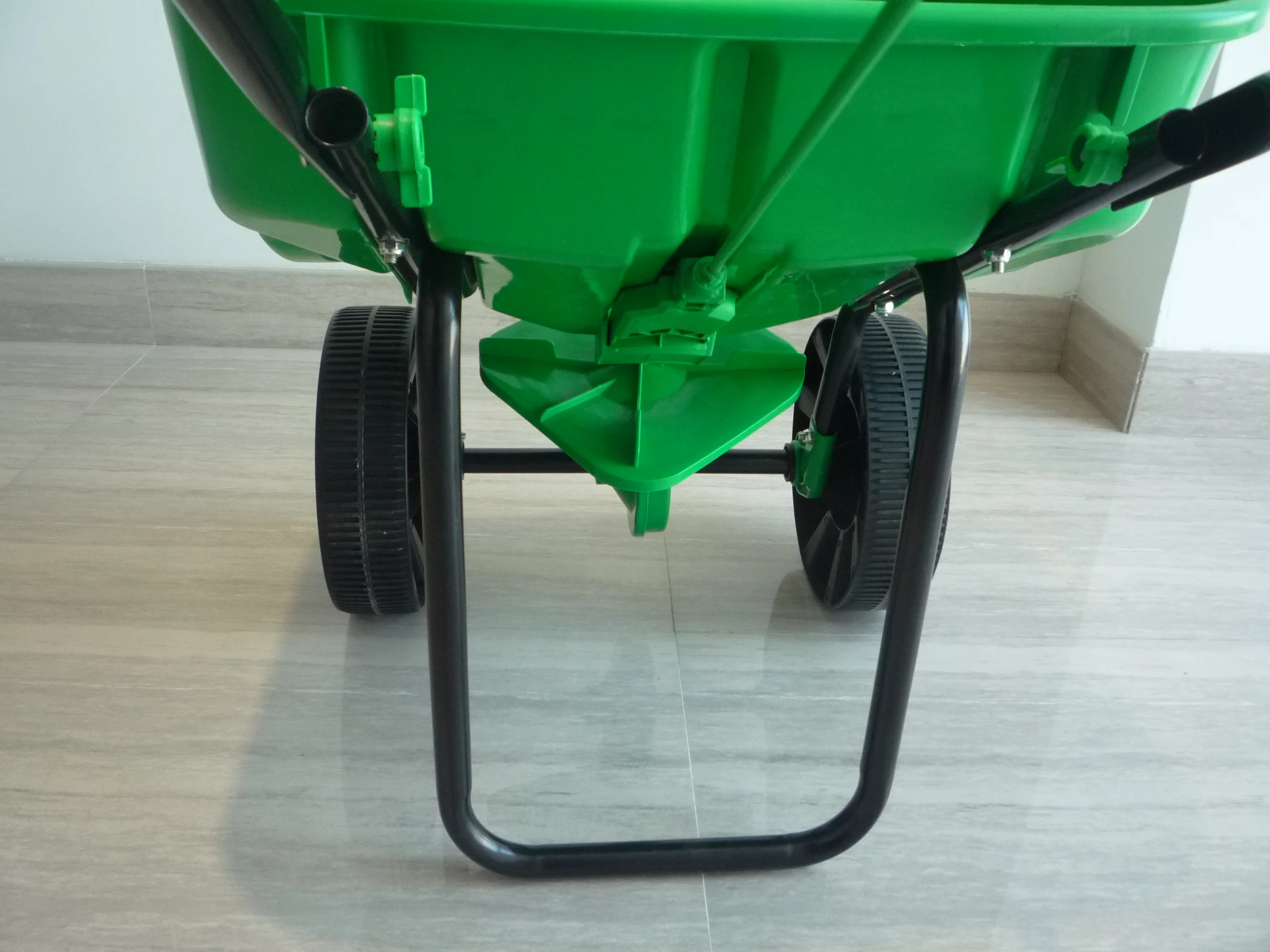 garden grass seed fertilizer spreader