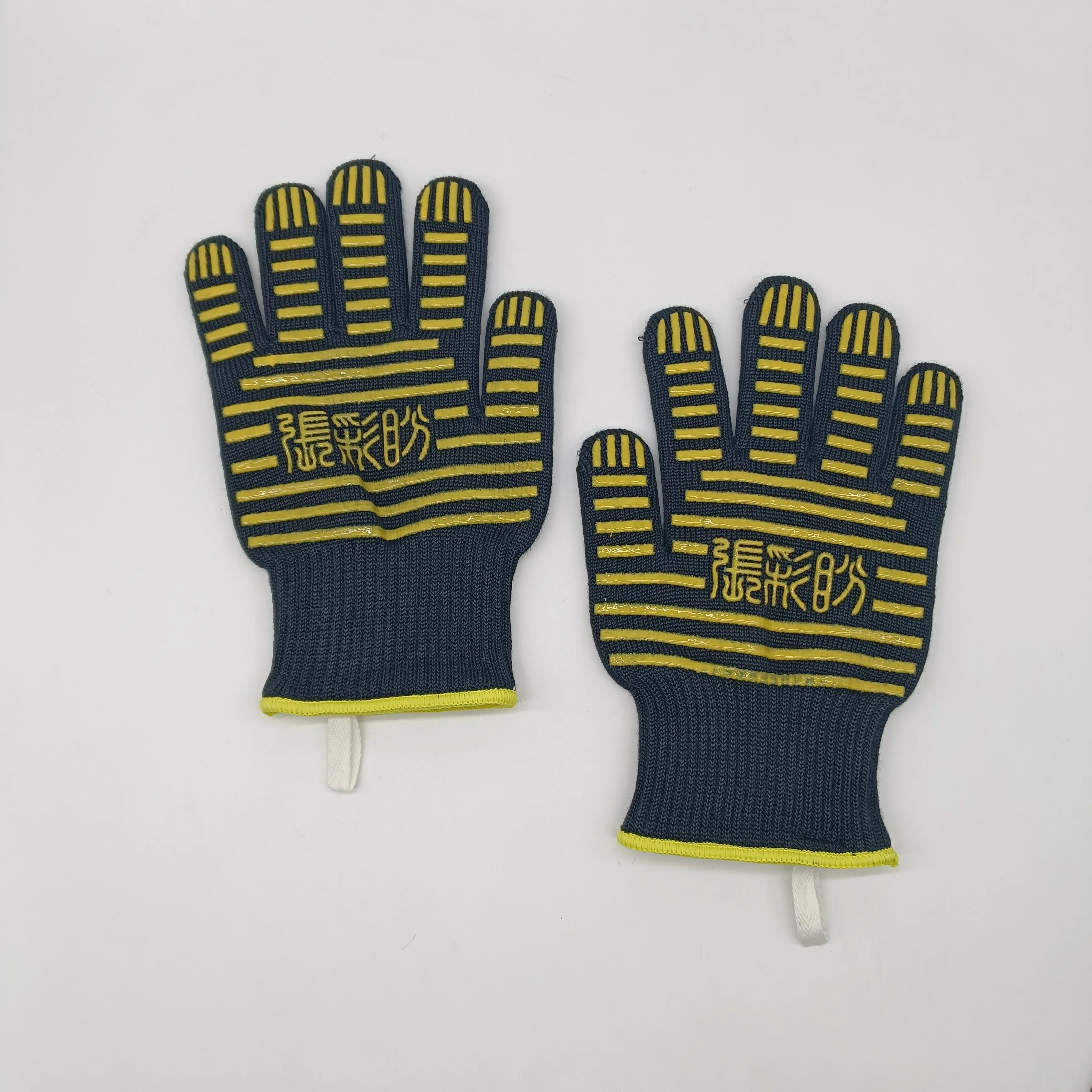 Fire retardant LFGB food grade Customized insulated gloves for microwave ovens and ovens Non hot hand insulation Silicone