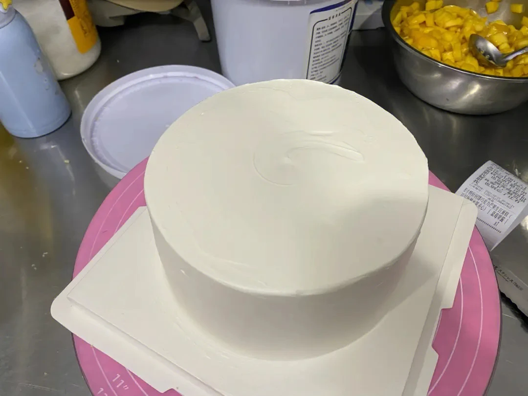 Полностью автоматическая машина и оборудование для выпечки тортов крема раскладывания зародышей кремового торта