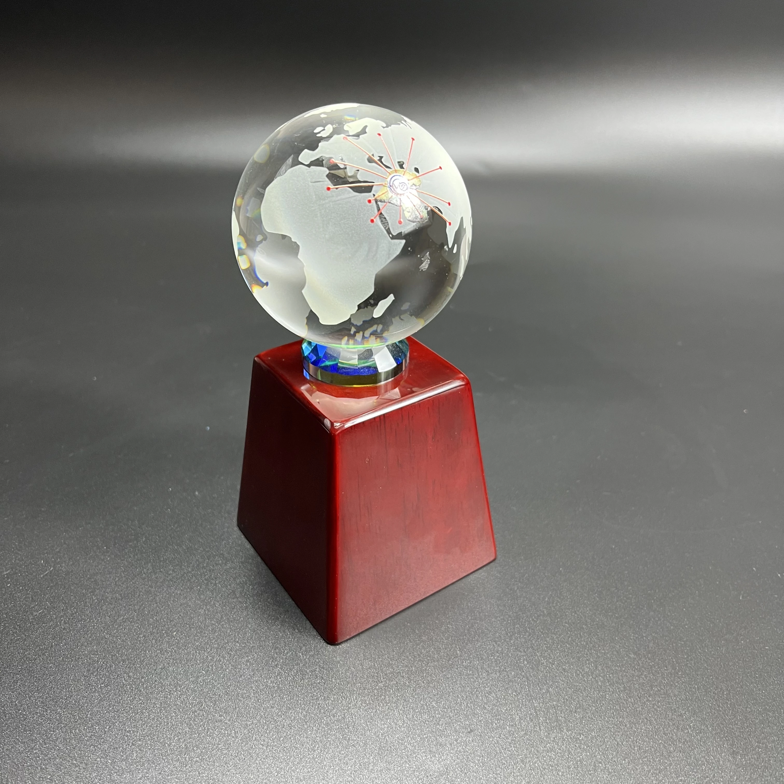 Hitop Wholesale Custom Design Logo Crystal trophy blank with wooden base crystal trophy with globe for Business Gift
