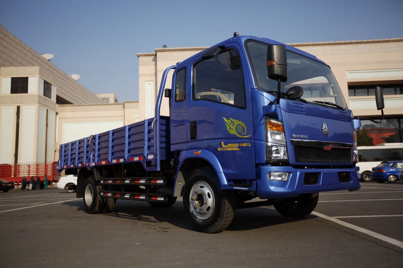 Hot sale Howo 4x2 mini cargo box light truck good transport delivery truck
