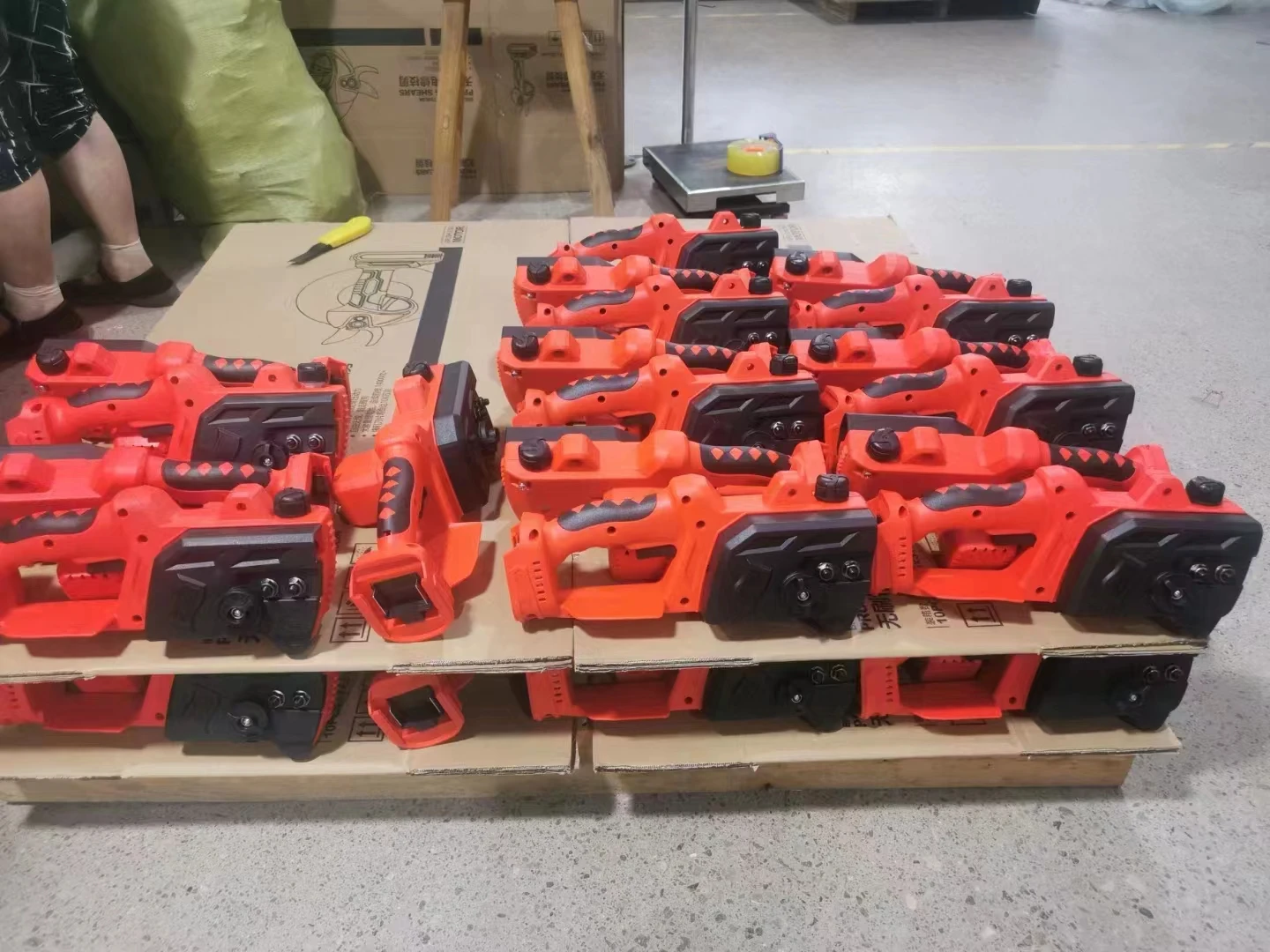 Портативная электрическая бензопила OEM 10/12/16 дюймов Беспроводная мини-батарея с бесщеточным Мотором общей батареей