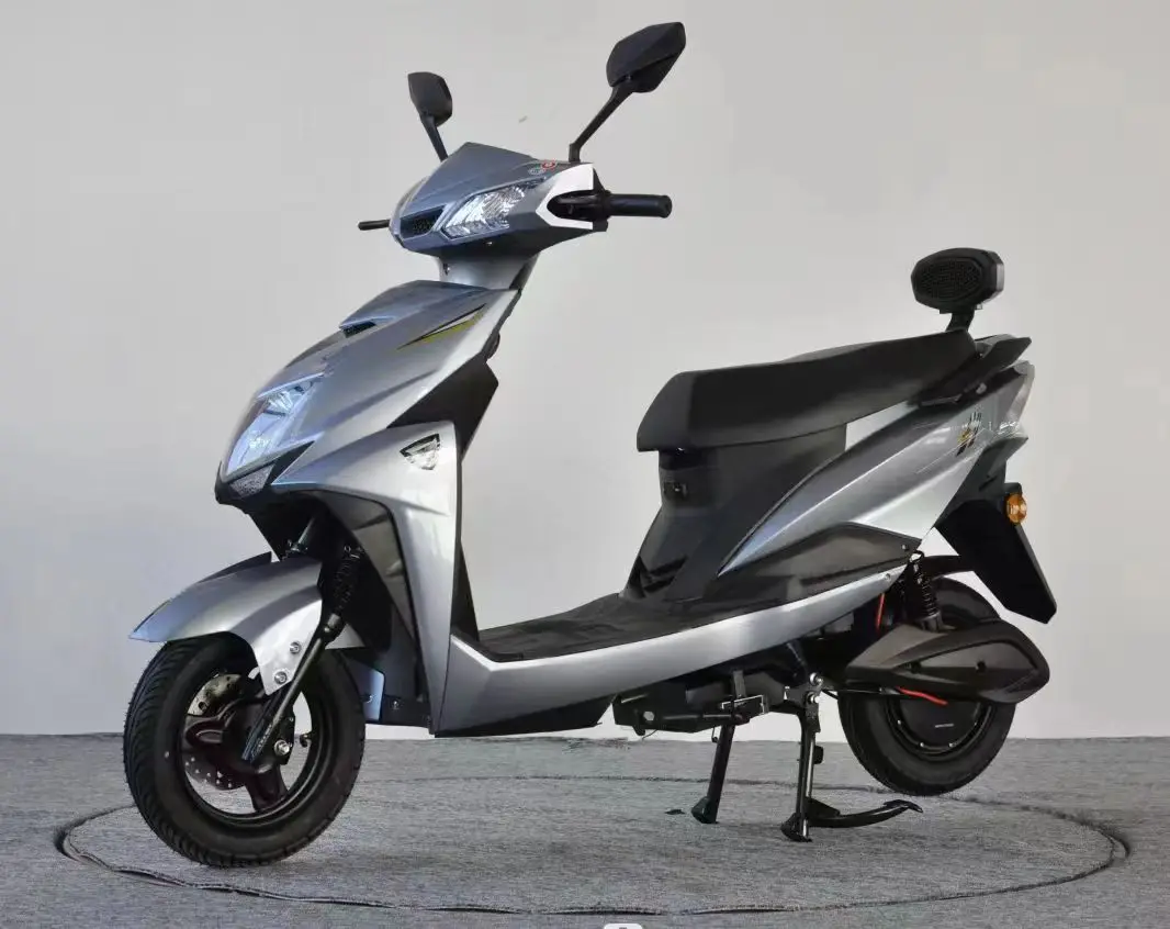 electric moped scooter with 1000W motor and 45km/h