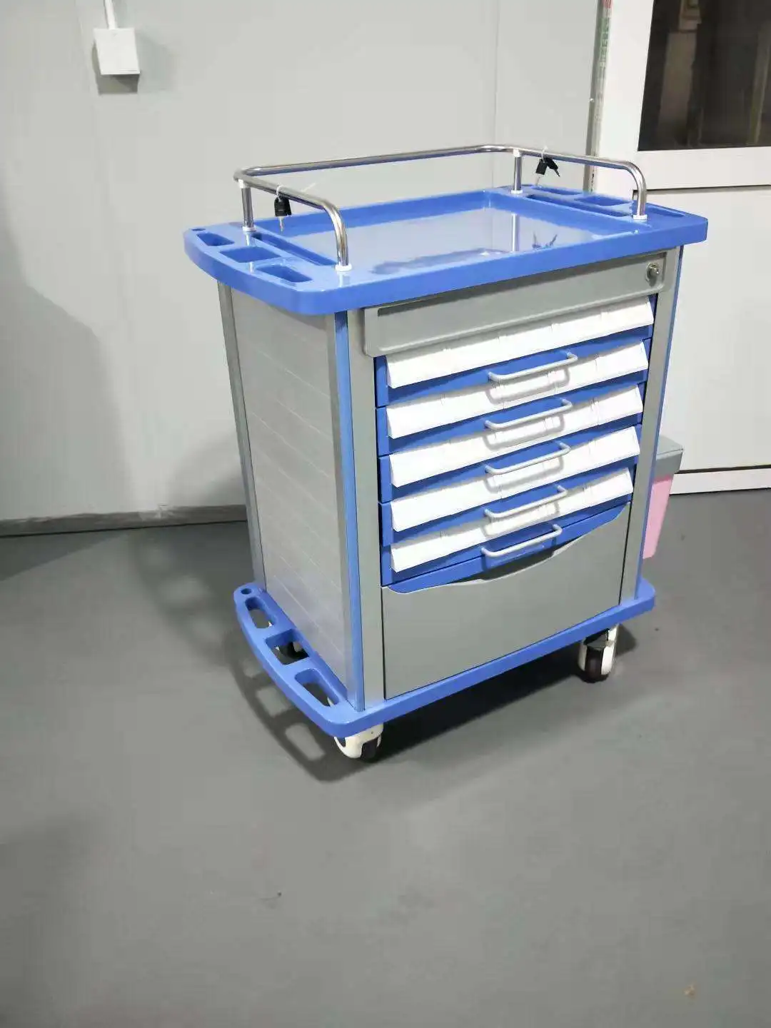 Многофункциональная мобильная медицинская тележка для скорой медицинской помощи