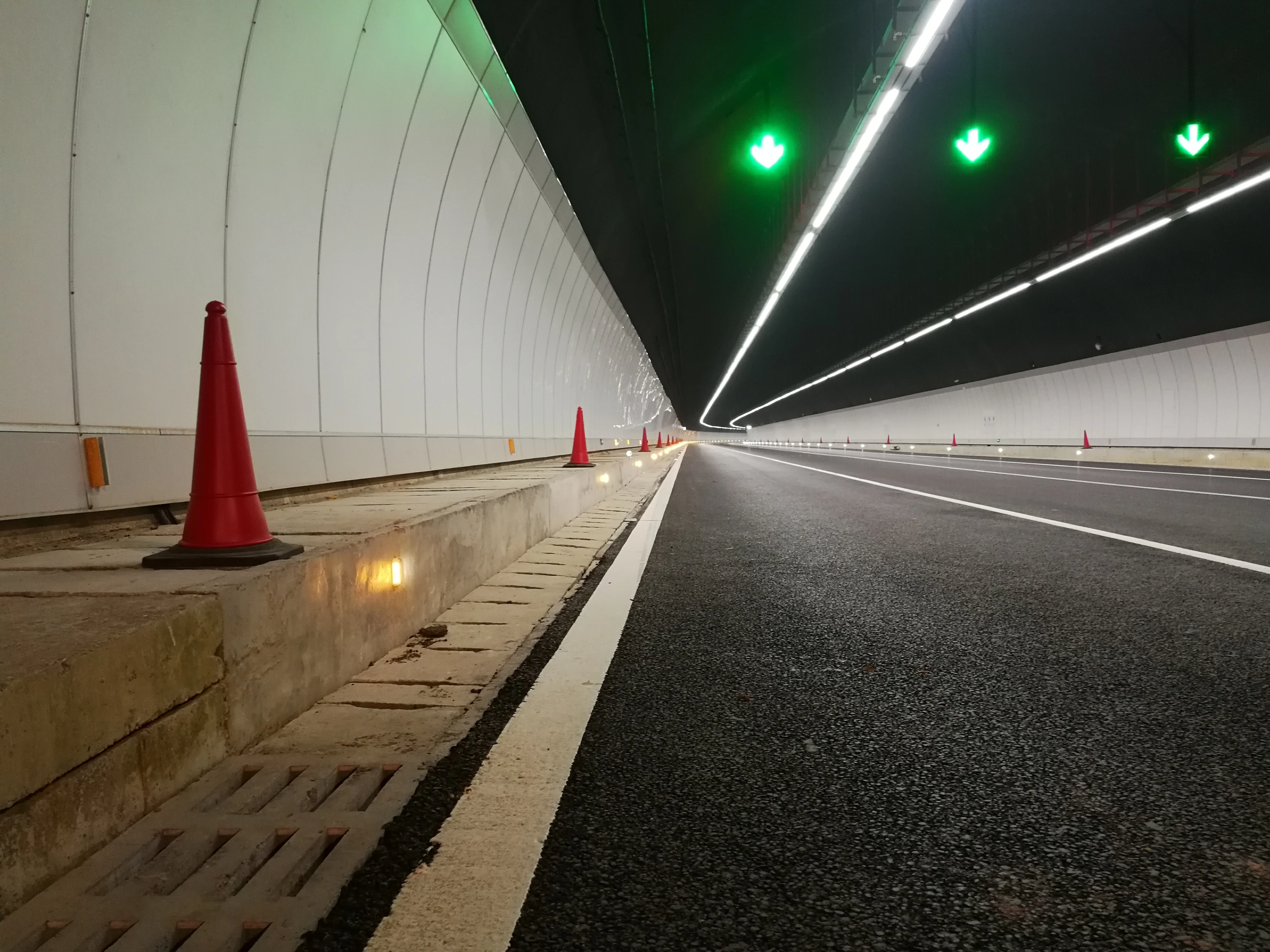 High Quality Aluminum Wired Road Stud for Tunnel Use Flashing led Traffic Road Markers Solar warning light