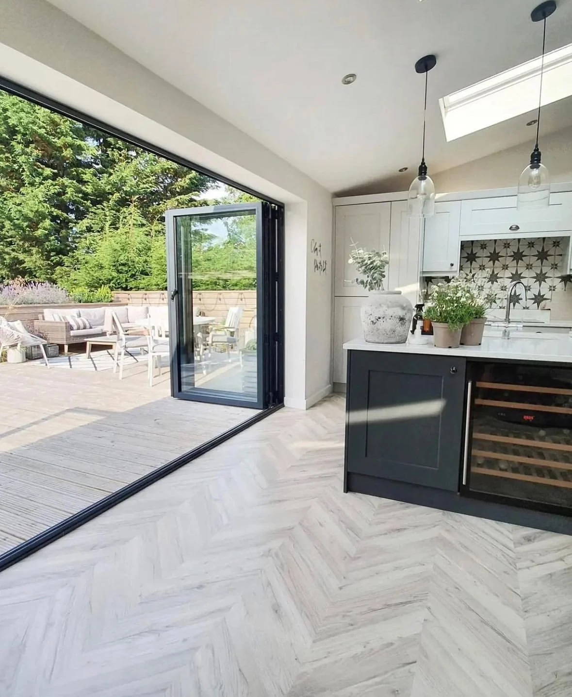 Modern Energy-Efficient Pocket Folding Door System Aluminium Alloy Foldable Steel Villa Entry Finished Surface Exterior