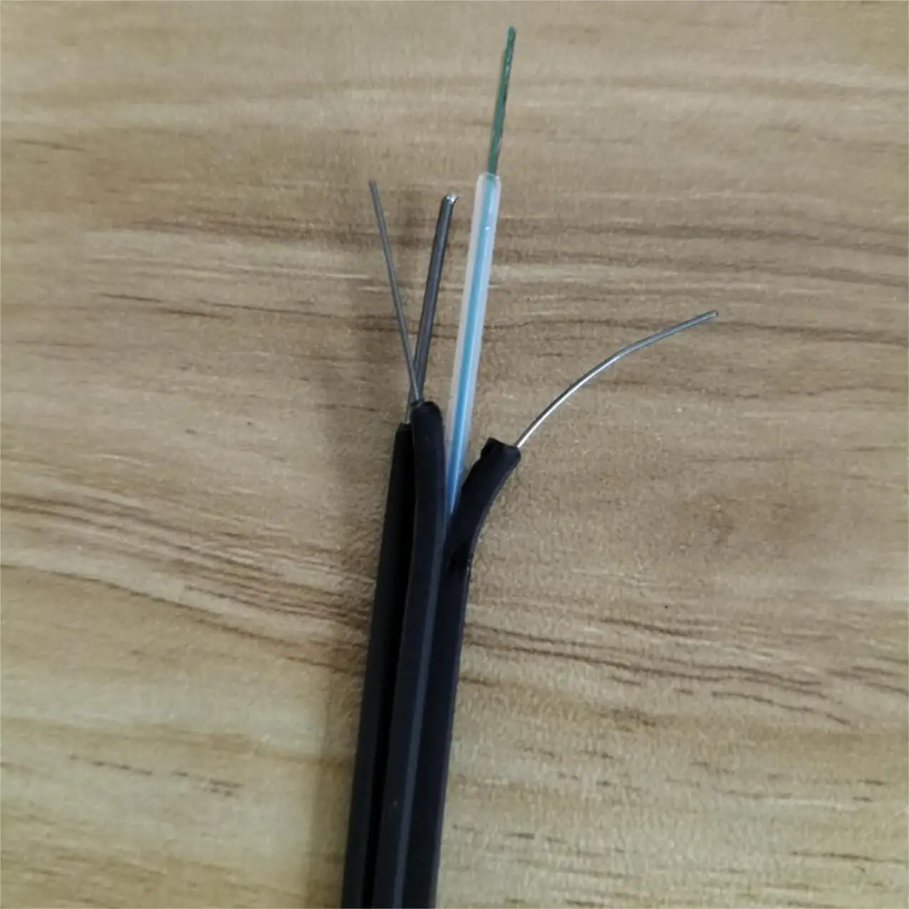 Fiber optic cable FTTH Fiber Jellytobe 3.0*6.0mm loose tube  drop cable GJYXSCH-4B6A1 1.2mm steel 1KM