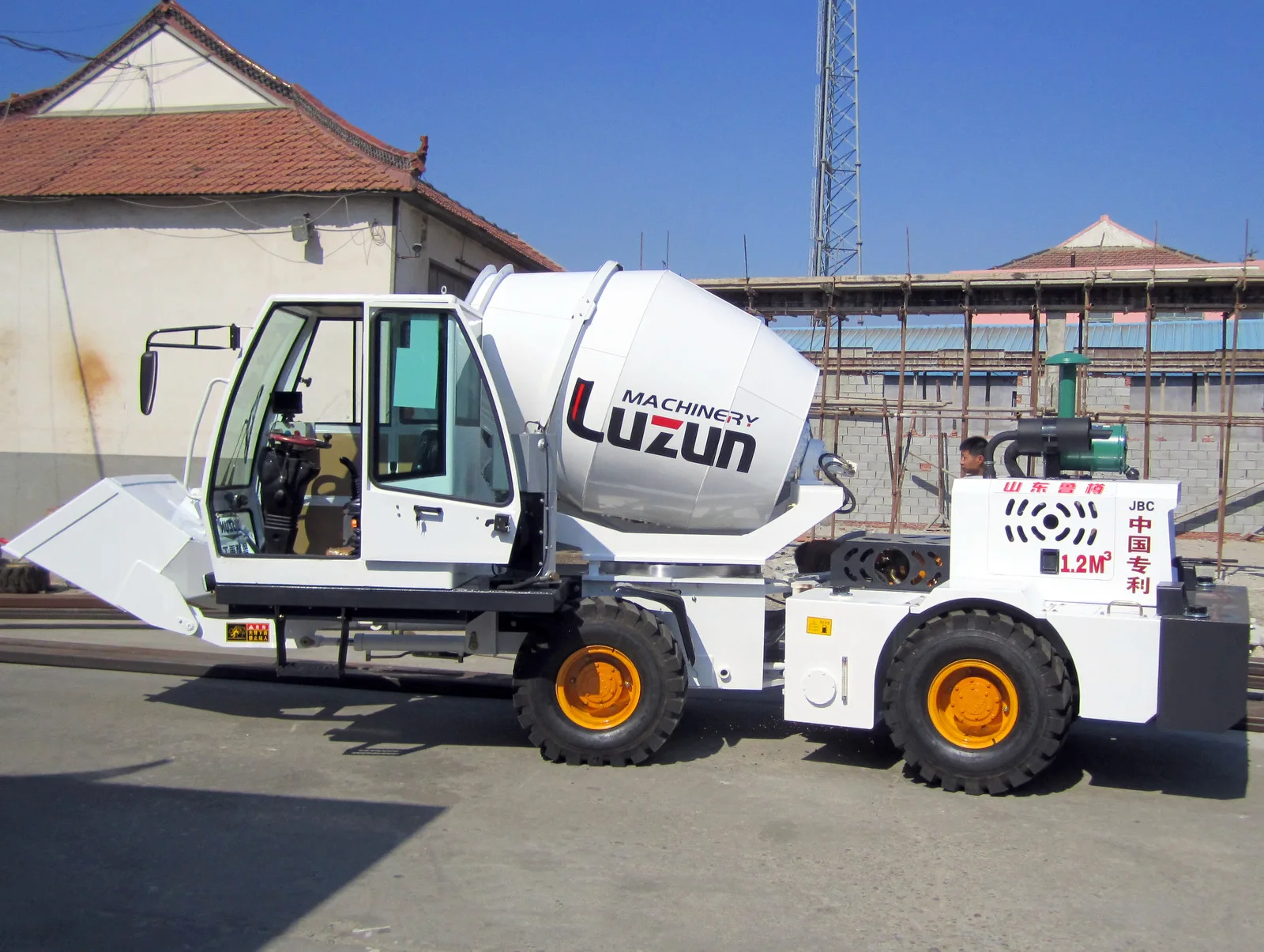 LUZUN original factory sale small mobile 1M3 self loading concrete mixer truck