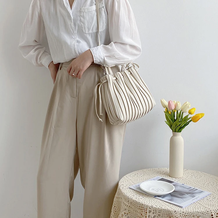 New fashion creative striped one-shoulder messenger bag PU handbag purse phone Pleated bag