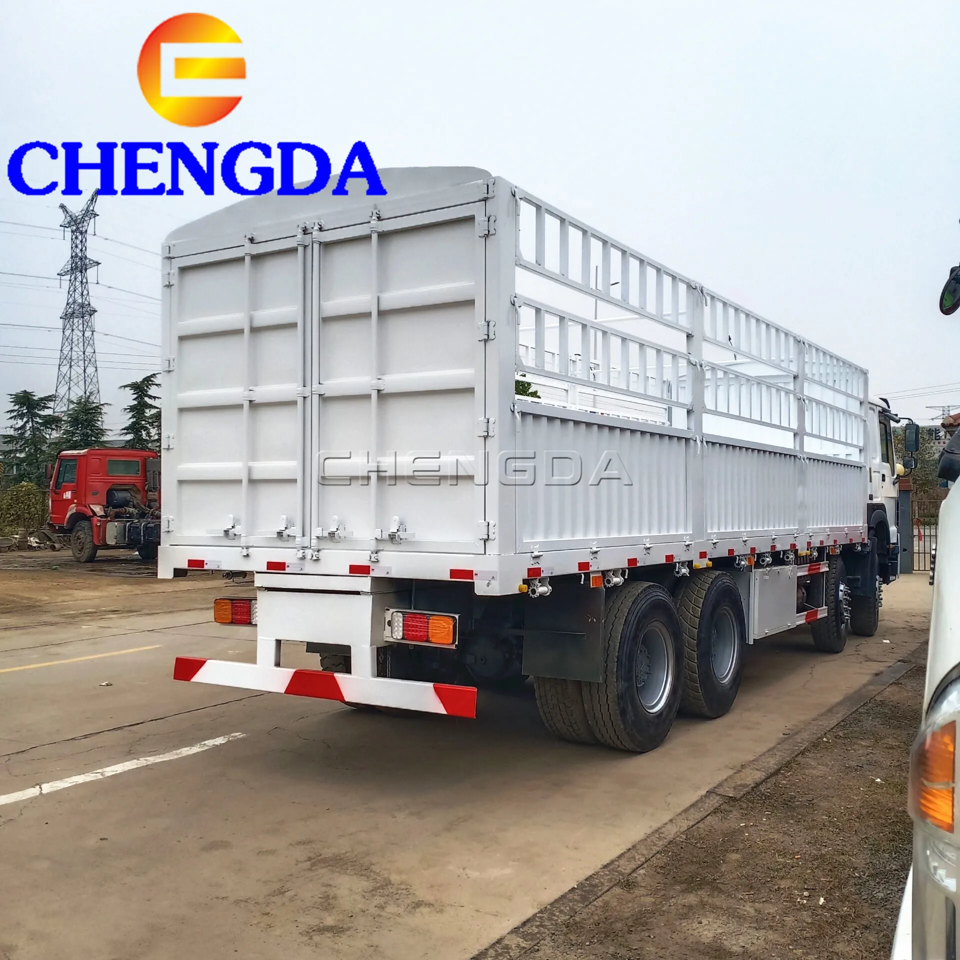 Second Hand Box Body Used 8x4 Cargo Truck 12Wheels Fence Cargo Truck