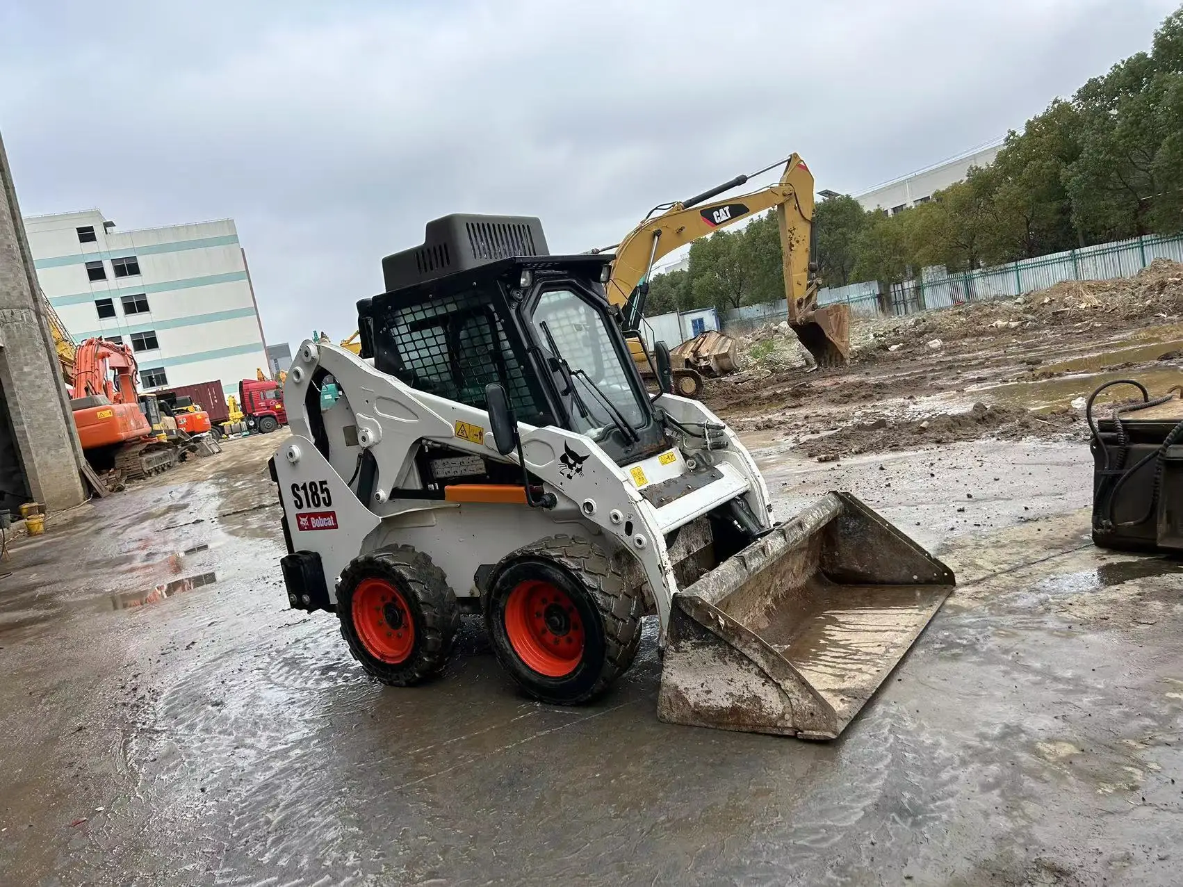 Б/у Bobcat погрузчик с бортовым поворотом S18