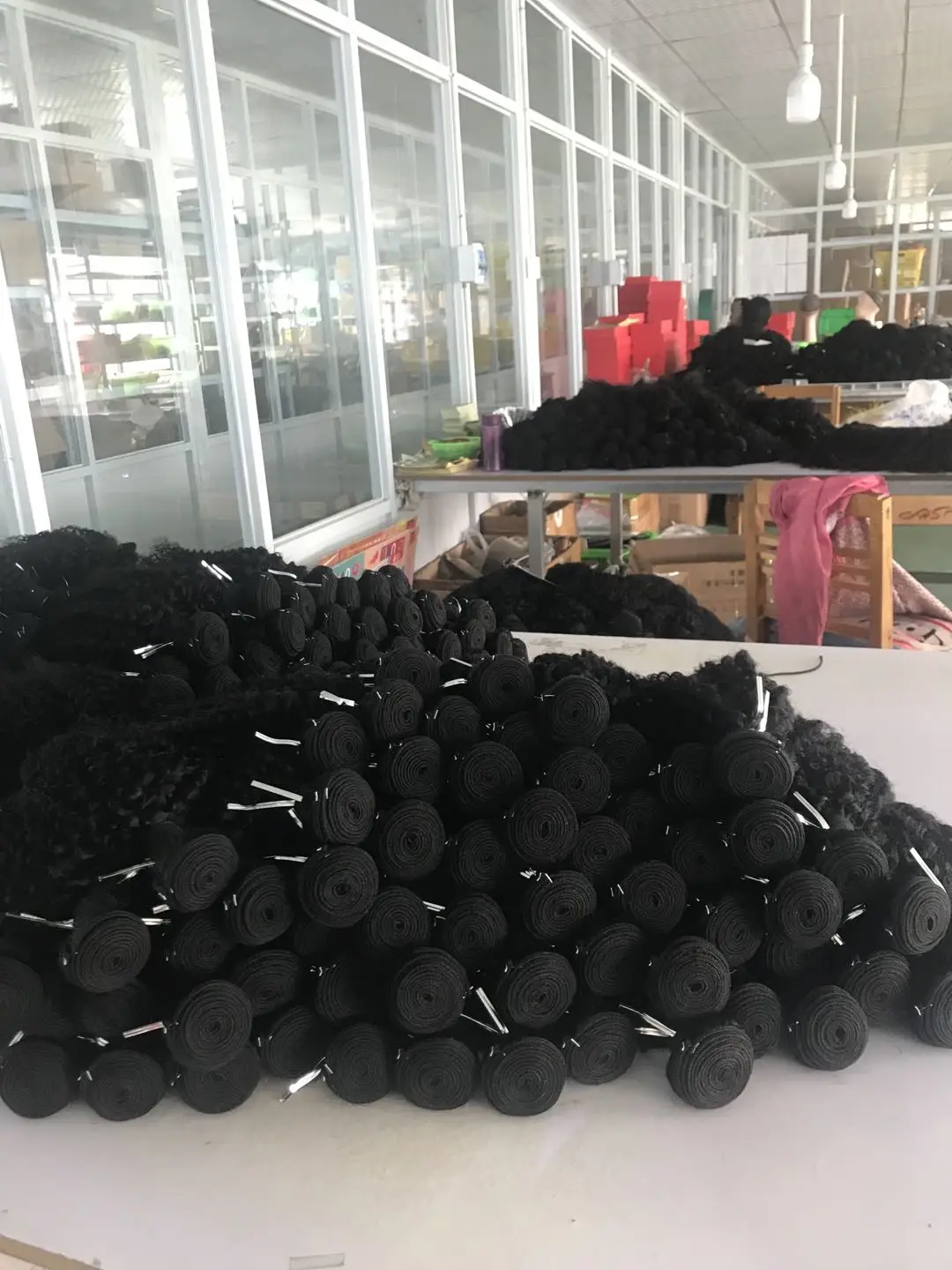 Сырые здоровые кутикулы человеческие волосы пучок бразильских афро кудрявых вьющихся человеческих волос пучки натурального цвета крупные кудрявые