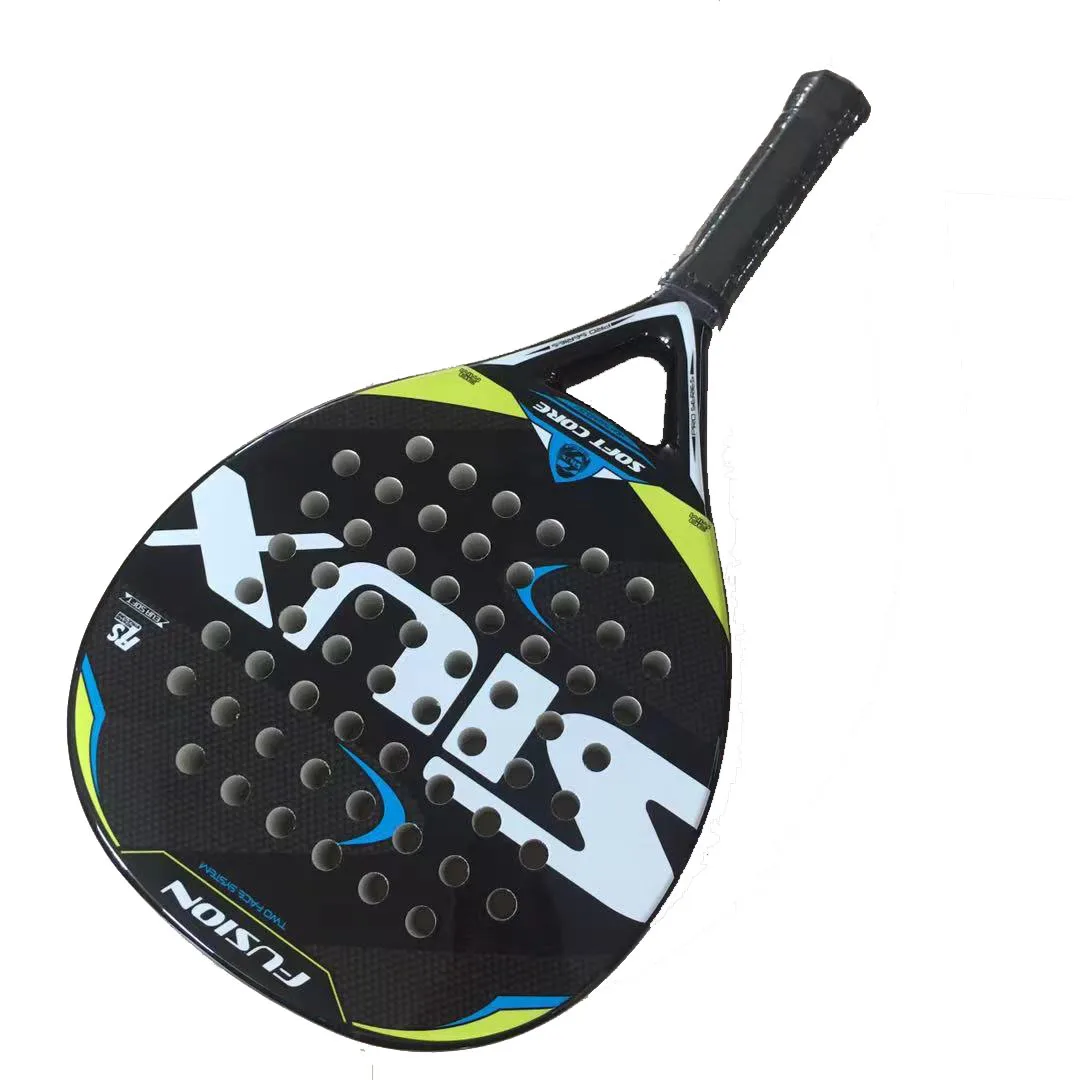 Теннисная ракетка с покрытием из углеродного волокна и пенным наполнителем с эффектом памяти