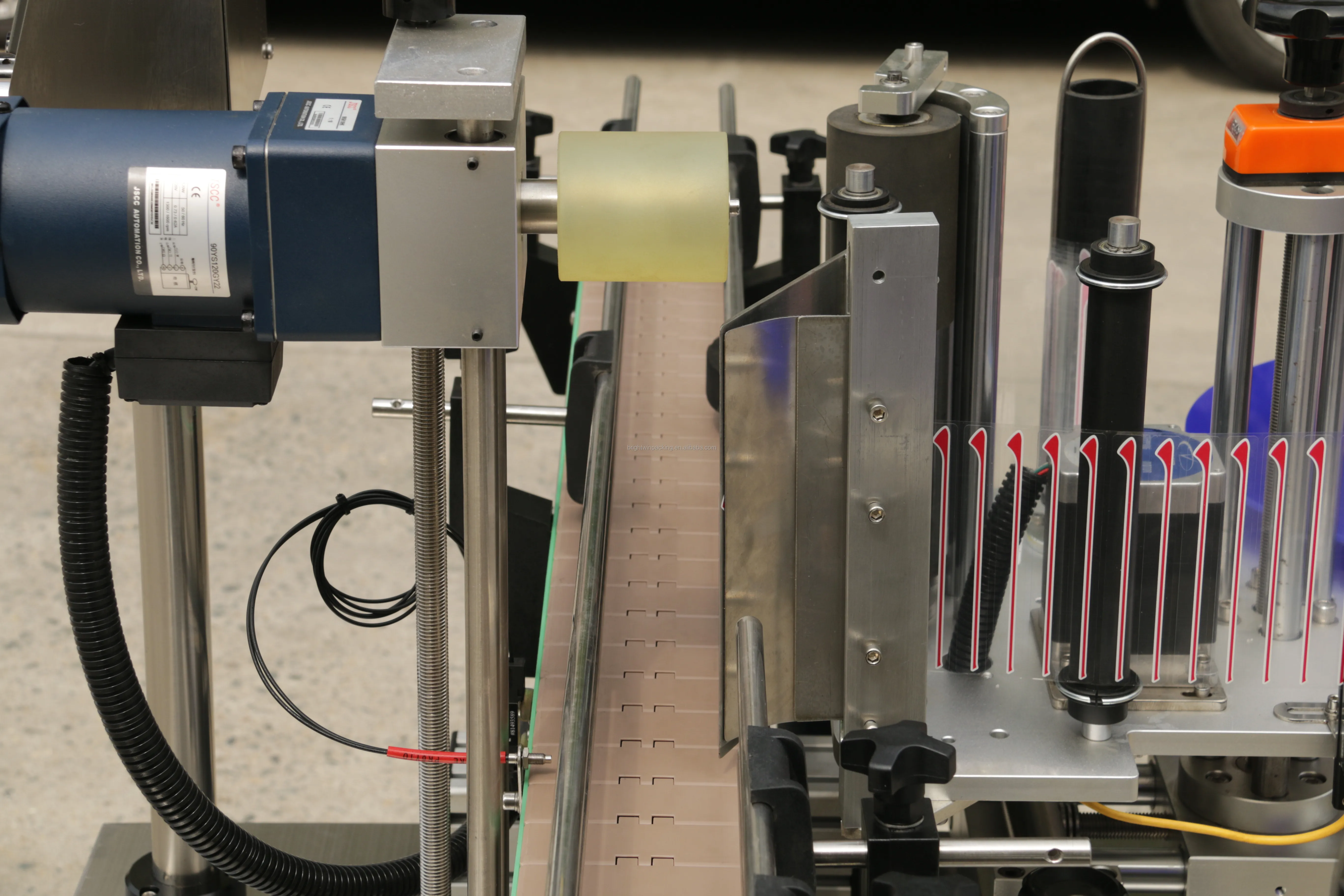 Автоматическая машина для маркировки круглых бутылок с видео в Шанхае