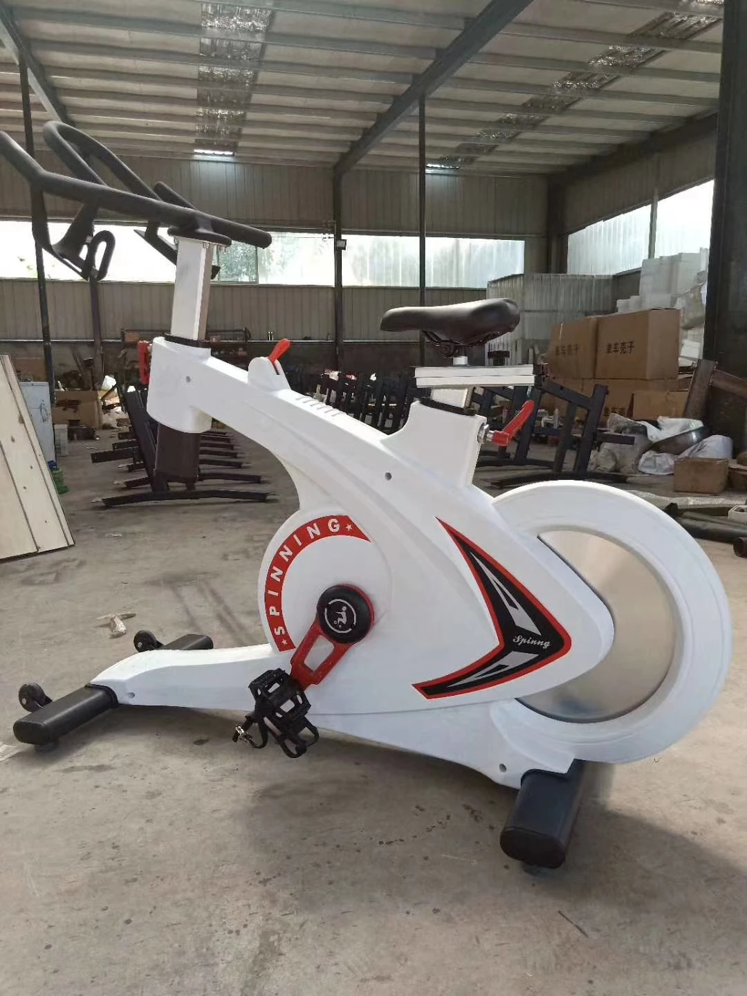 Strong and handsome healthy commercial spin bike exercise for gym use