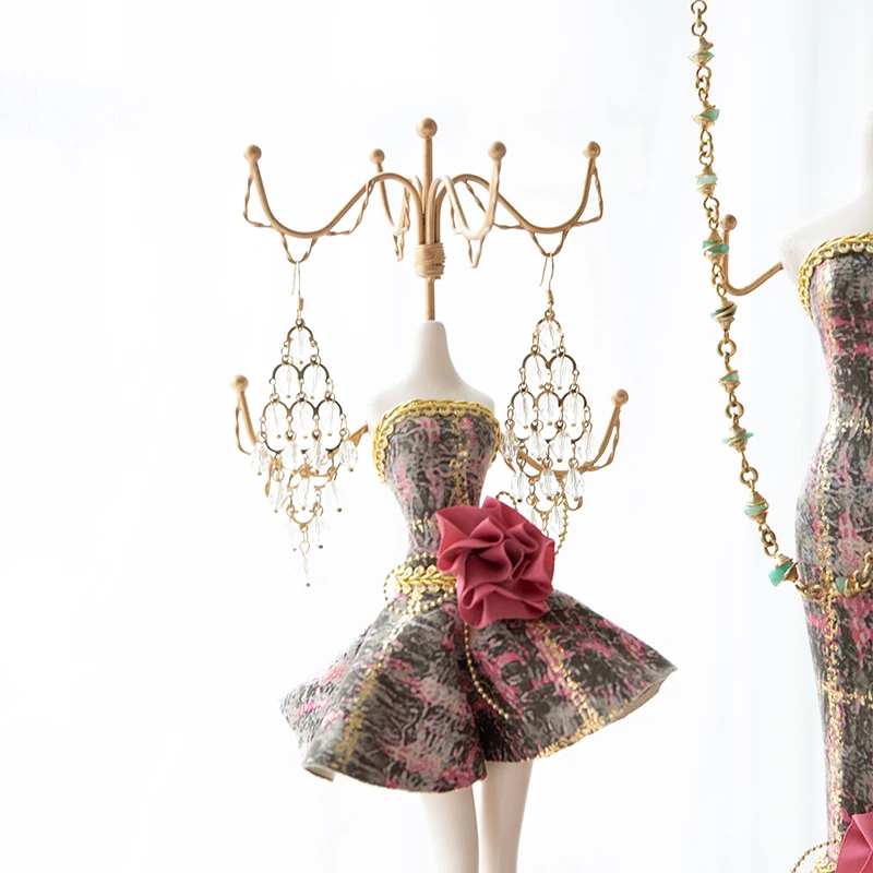 Держатель для демонстрации ювелирных изделий на высоком каблуке в форме манекена