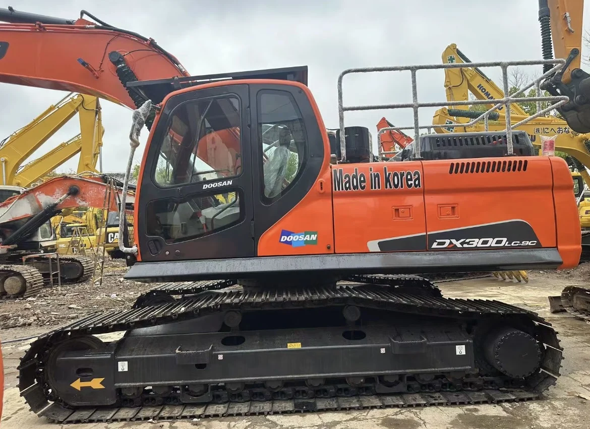 Подержанный тяжелый экскаватор Doosan DX300 DX300-9C строительный гусеничный с хорошим оборудованием