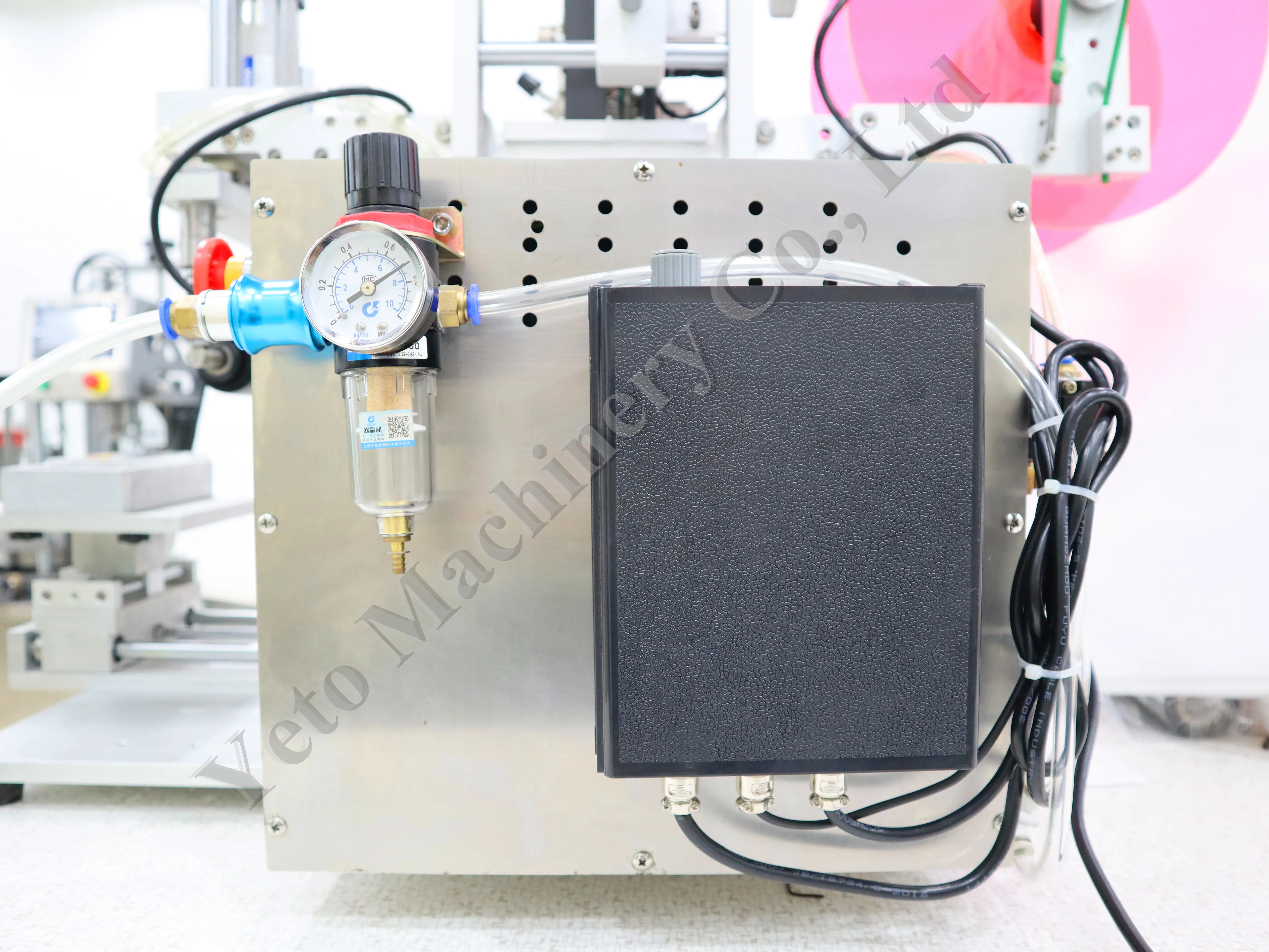 Liner Device Horizontal Sticking Cosmetic Barcode Crayons Container Bottom Flat Labeling Machine with Transparent Label Sensor