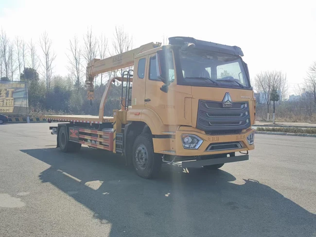 Customized HOWO 4x2 6 Meters Tow Trucks Wrecker Truck with 8 Tons Crane for Car Accidents