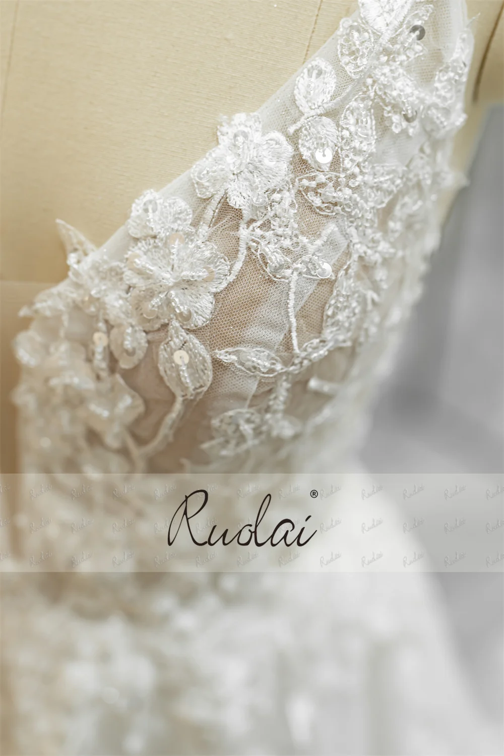 Ruolai QW01836 Elegant V-neck Beading Lace Spaghetti Bride Dressing Gown Luxury Wedding Dresses 2024 and Trendy for Bride