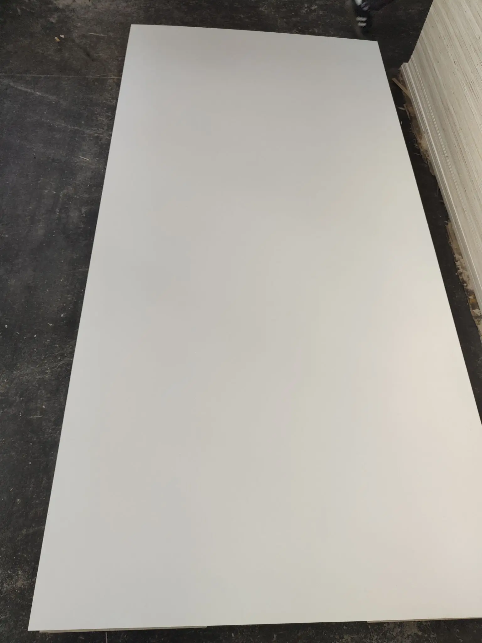 18mm Furniture Grade White Hpl Plywood Laminated Plywood For Kitchen Carcass
