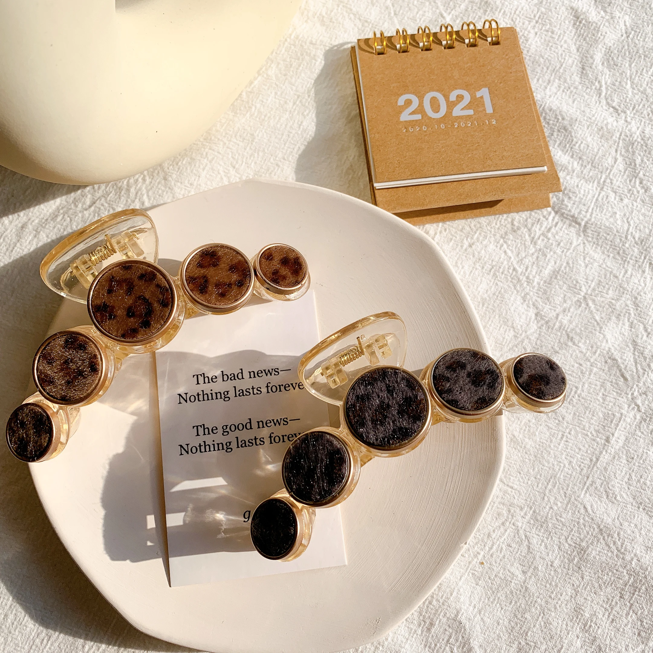 Новинка 2022 заколки для волос с леопардовым принтом акулы Корейская винтажная стильная круглая модная женская пластиковая заколка в геометрическом