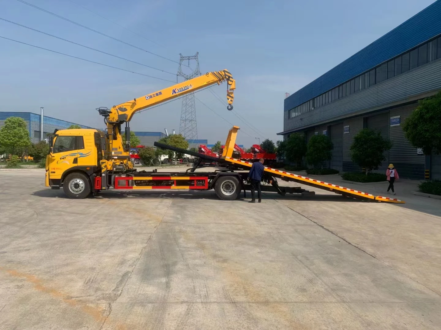 Left Hand Drive FAW 4X2 Flatbed Tow Truck with Crane 8 Ton Folding Boom Crane Wrecker Tow Truck for Sale