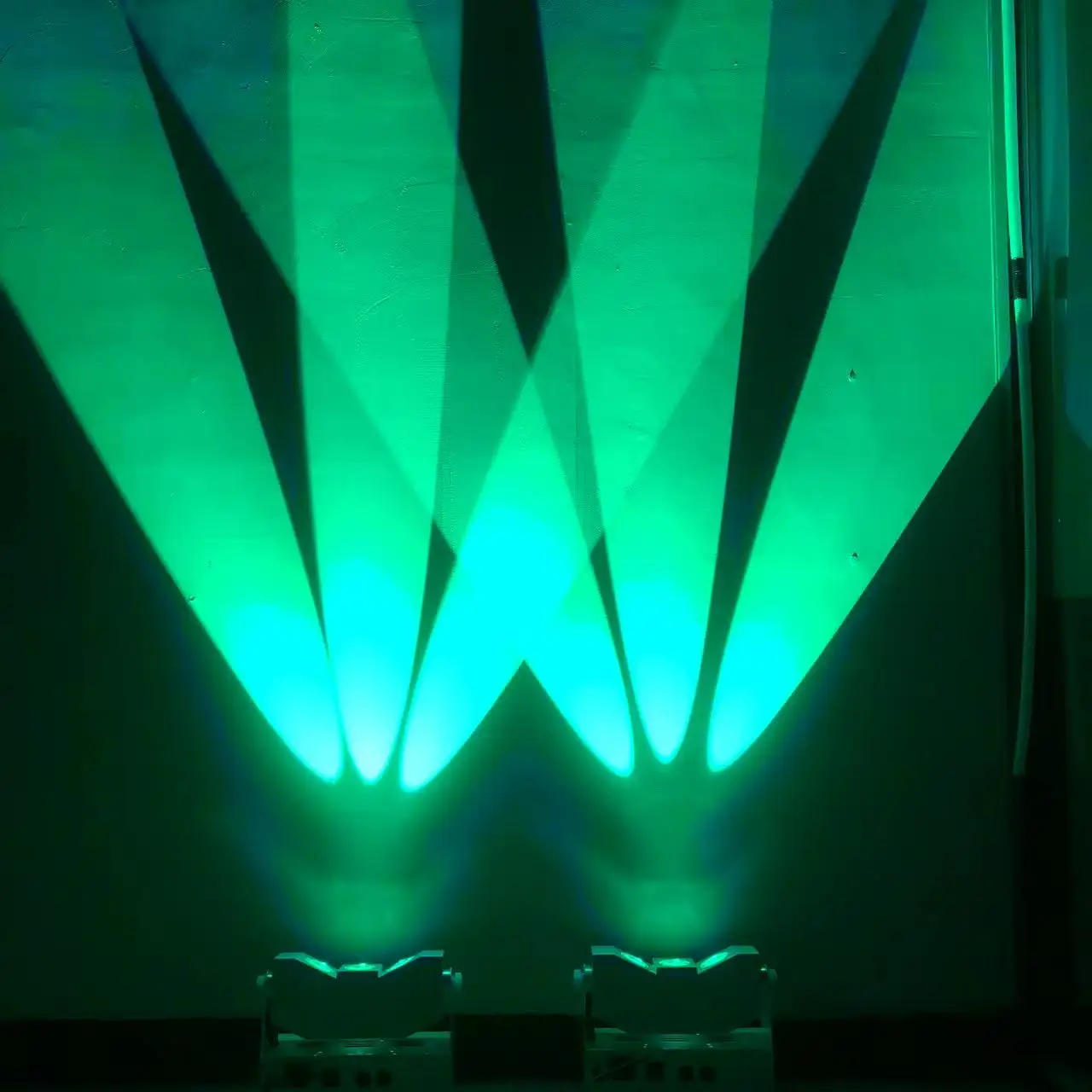 Tri Beam 3x10W wireless DMX battery LED wall washer achieve dynamic lighting effects while enjoying of wireless operation