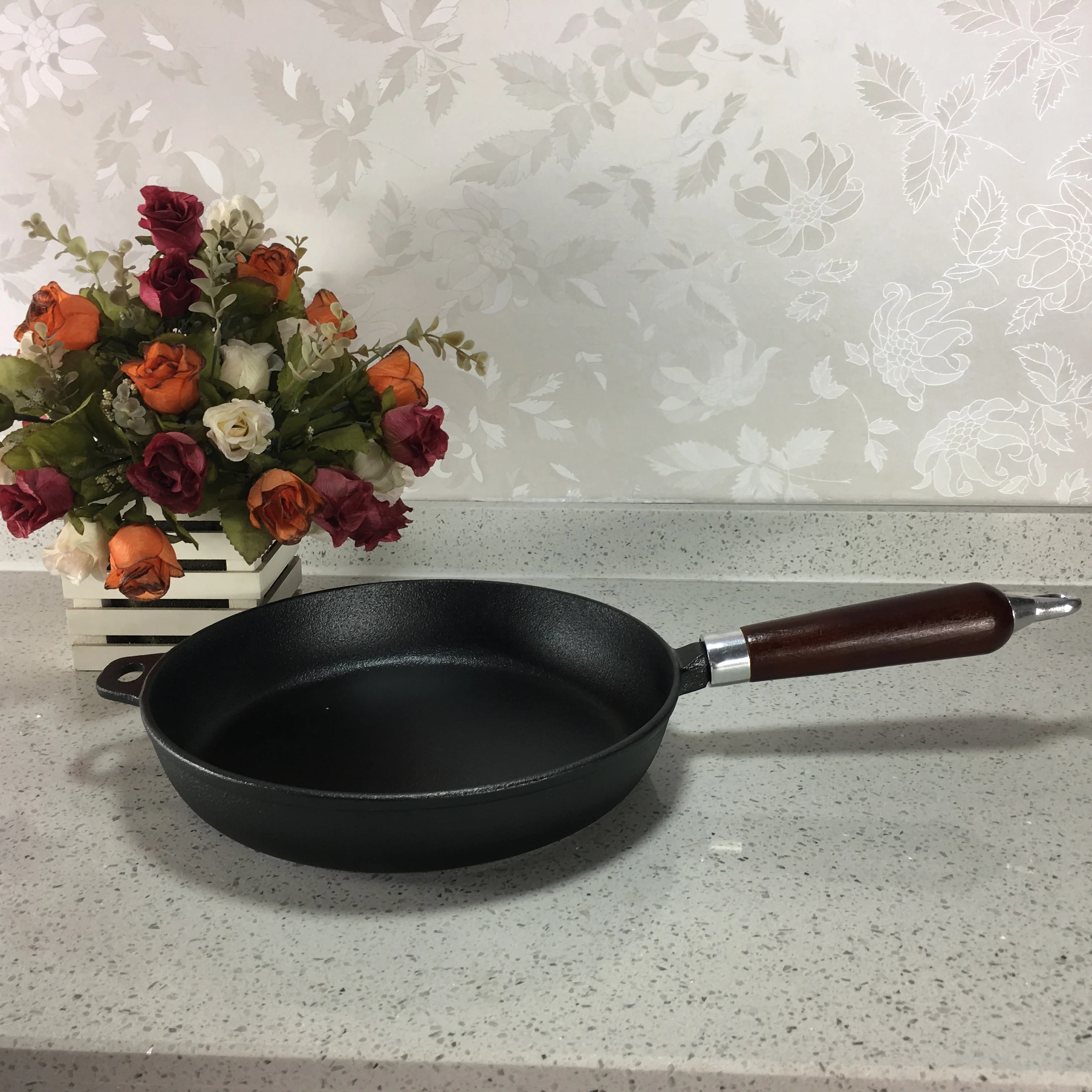 Чугунная сковорода с деревянной ручкой