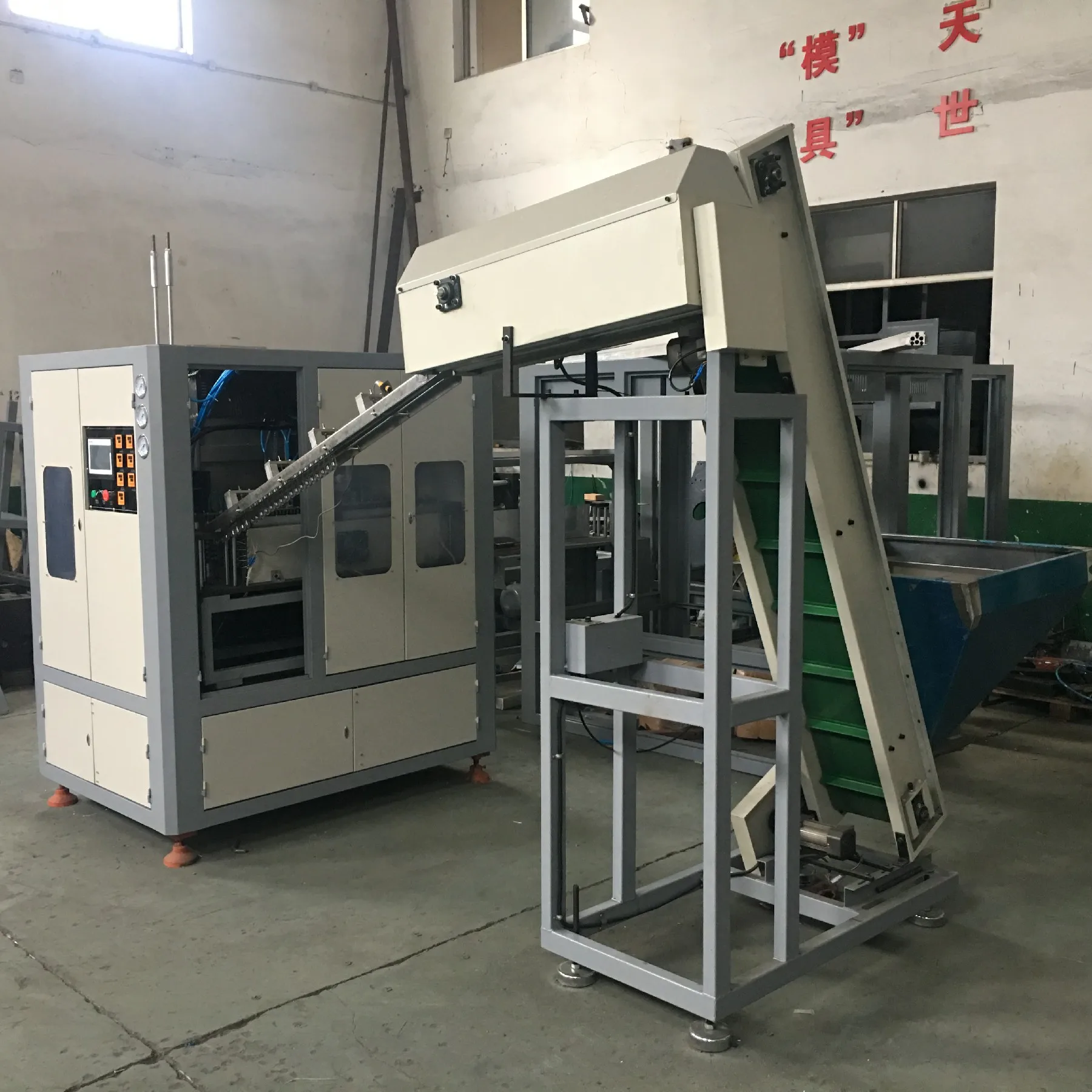 2 cavity automatic pet plastic water bottle blowing machine